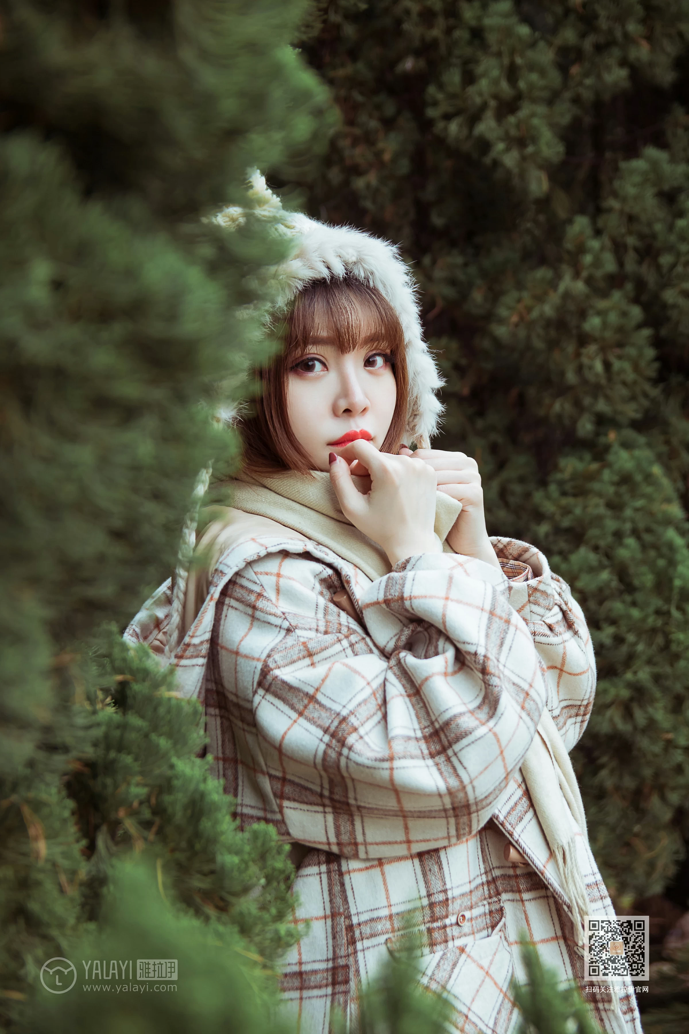 [YALAYI雅拉伊]Vol.515 冬日 阳阳 白色大衣加黑色短裙清纯可爱私房写真集第4张