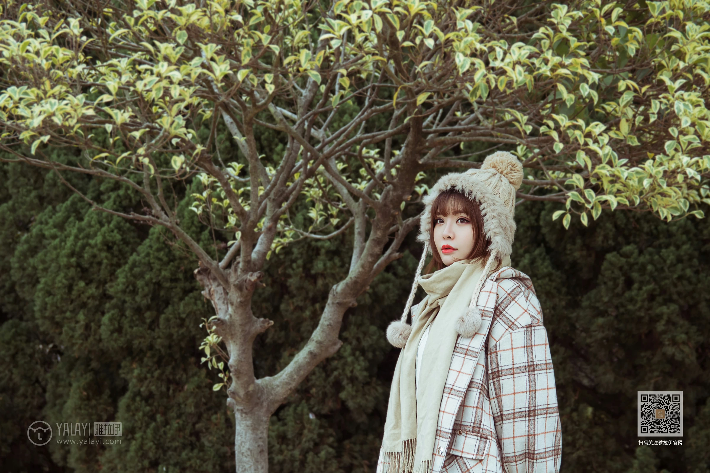 [YALAYI雅拉伊]Vol.515 冬日 阳阳 白色大衣加黑色短裙清纯可爱私房写真集第5张