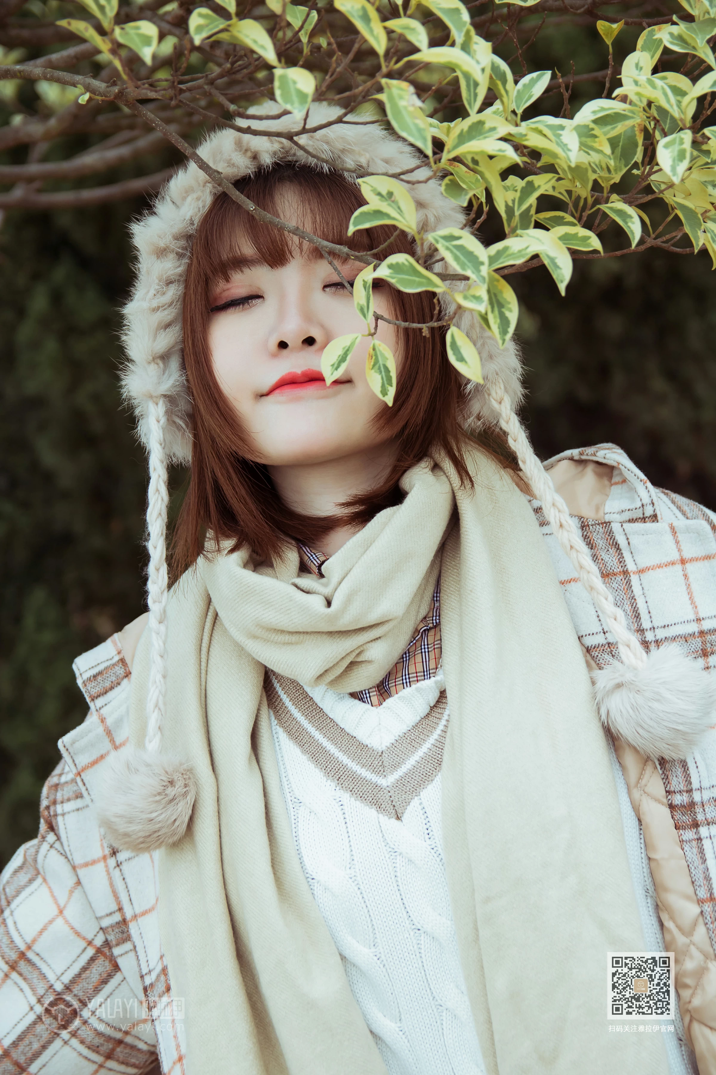 [YALAYI雅拉伊]Vol.515 冬日 阳阳 白色大衣加黑色短裙清纯可爱私房写真集第6张