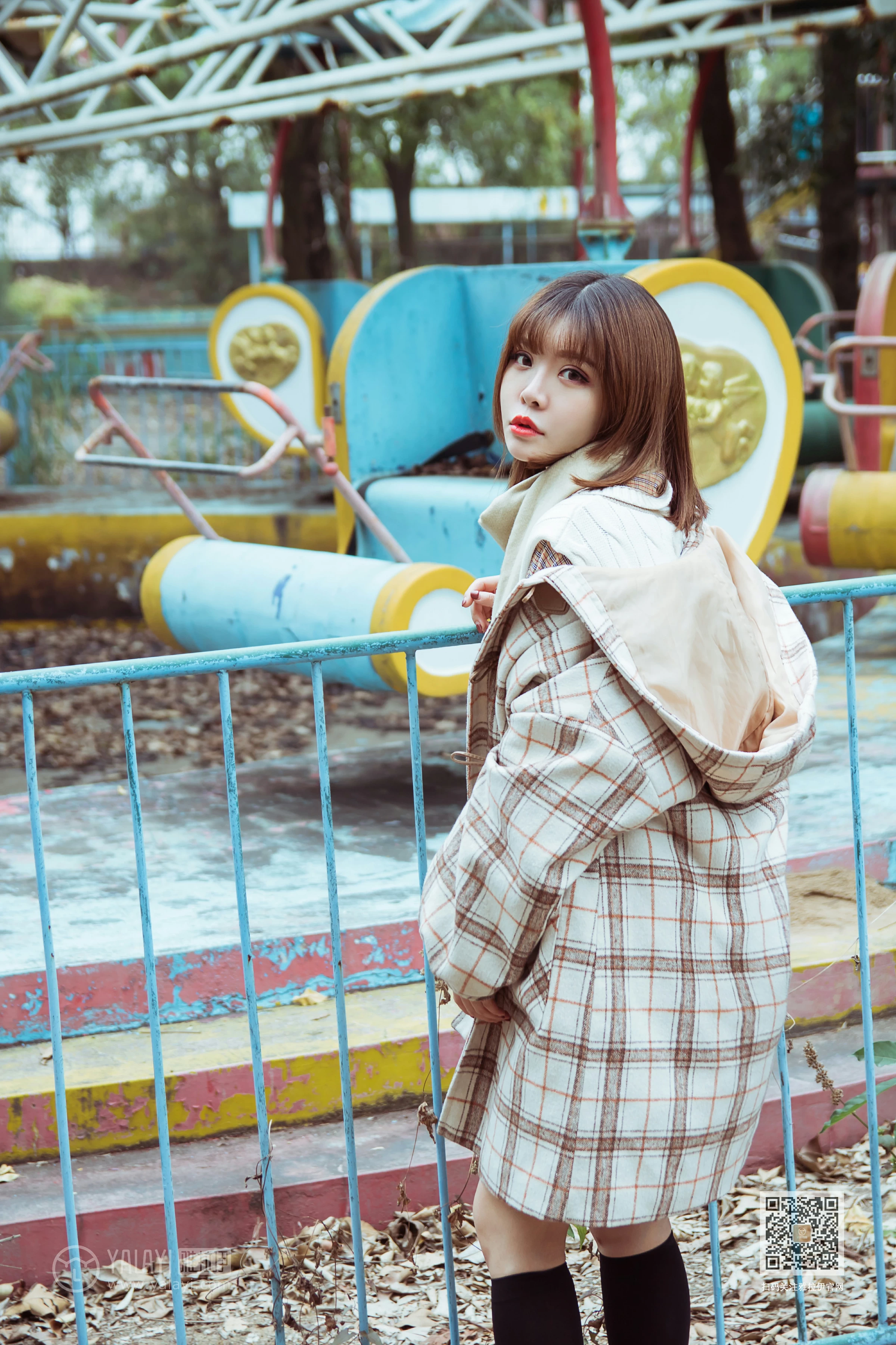 [YALAYI雅拉伊]Vol.515 冬日 阳阳 白色大衣加黑色短裙清纯可爱私房写真集第7张