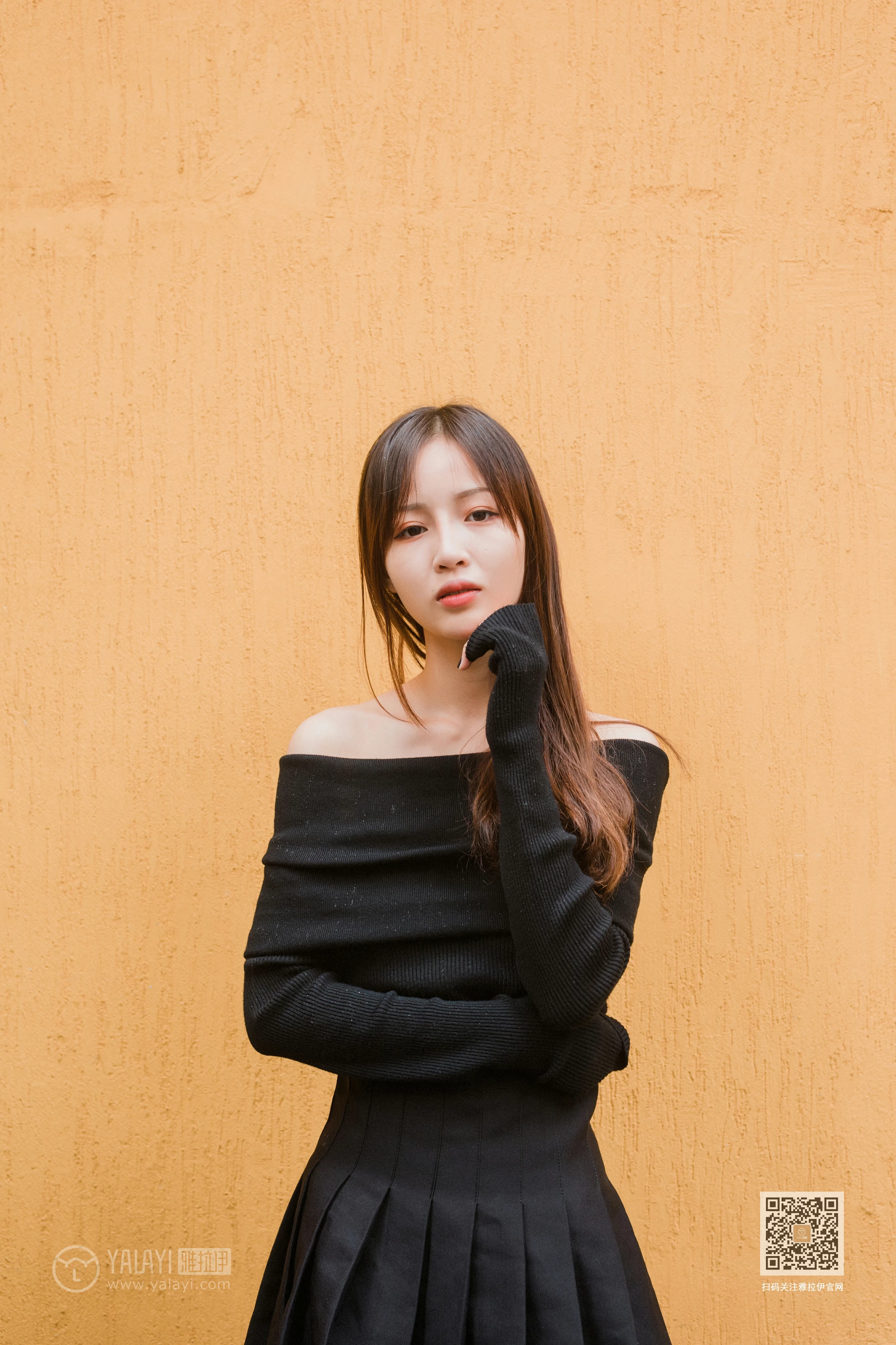 [YALAYI雅拉伊]Vol.520 广漂女孩儿 小五 黑色抹胸上衣加黑色短裙性感私房写真集第2张