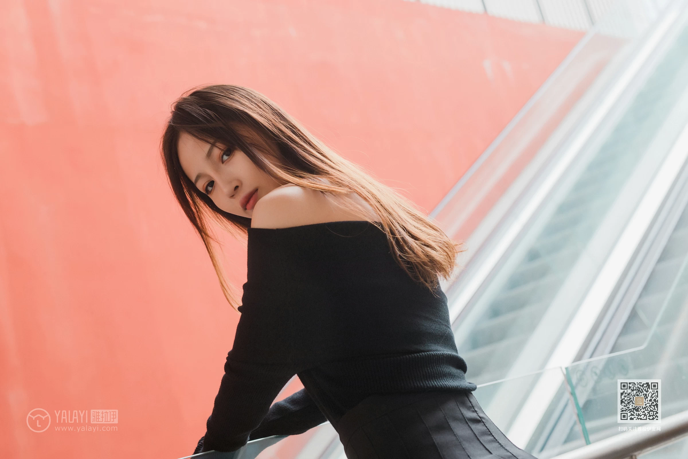 [YALAYI雅拉伊]Vol.520 广漂女孩儿 小五 黑色抹胸上衣加黑色短裙性感私房写真集第2张