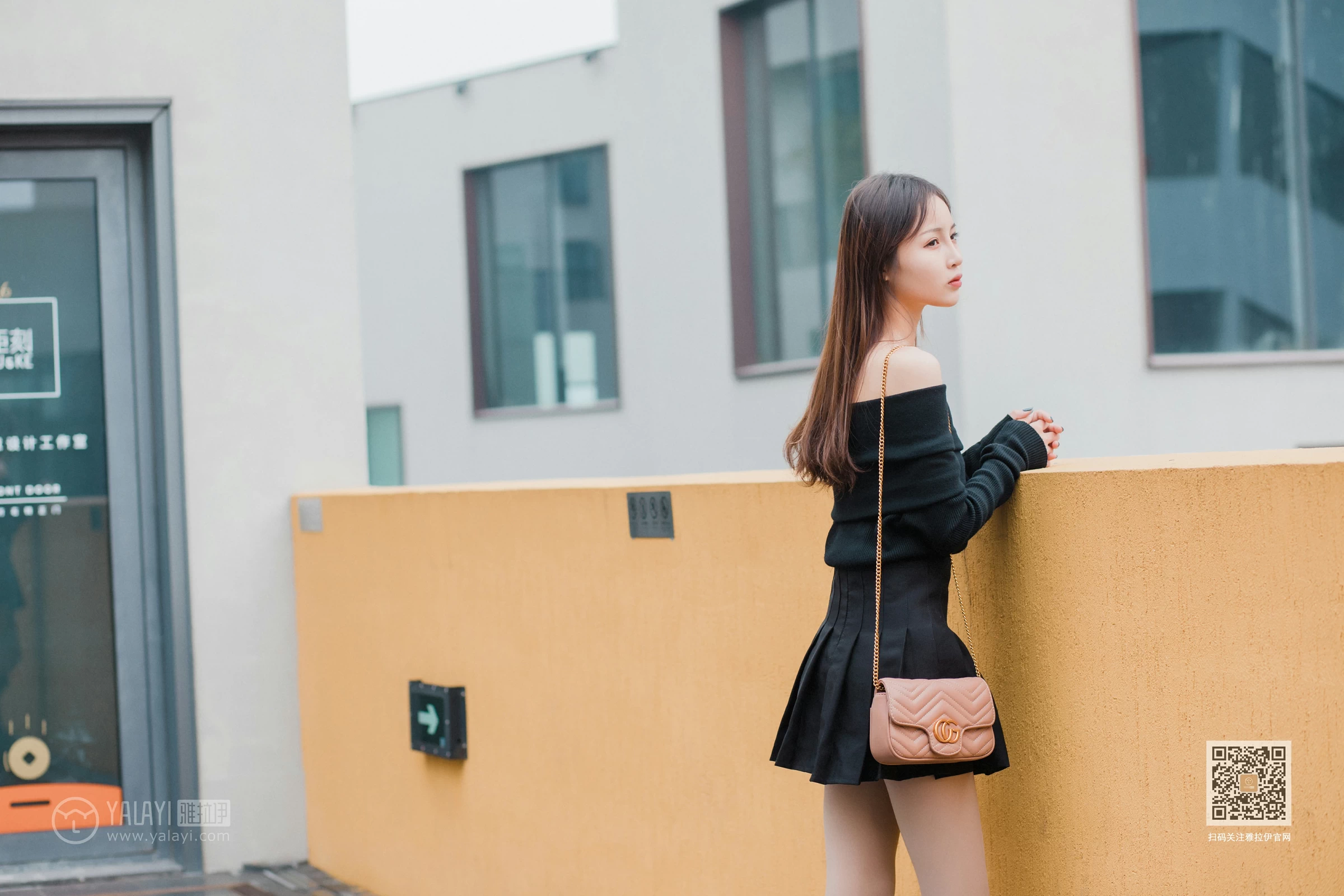 [YALAYI雅拉伊]Vol.520 广漂女孩儿 小五 黑色抹胸上衣加黑色短裙性感私房写真集第6张