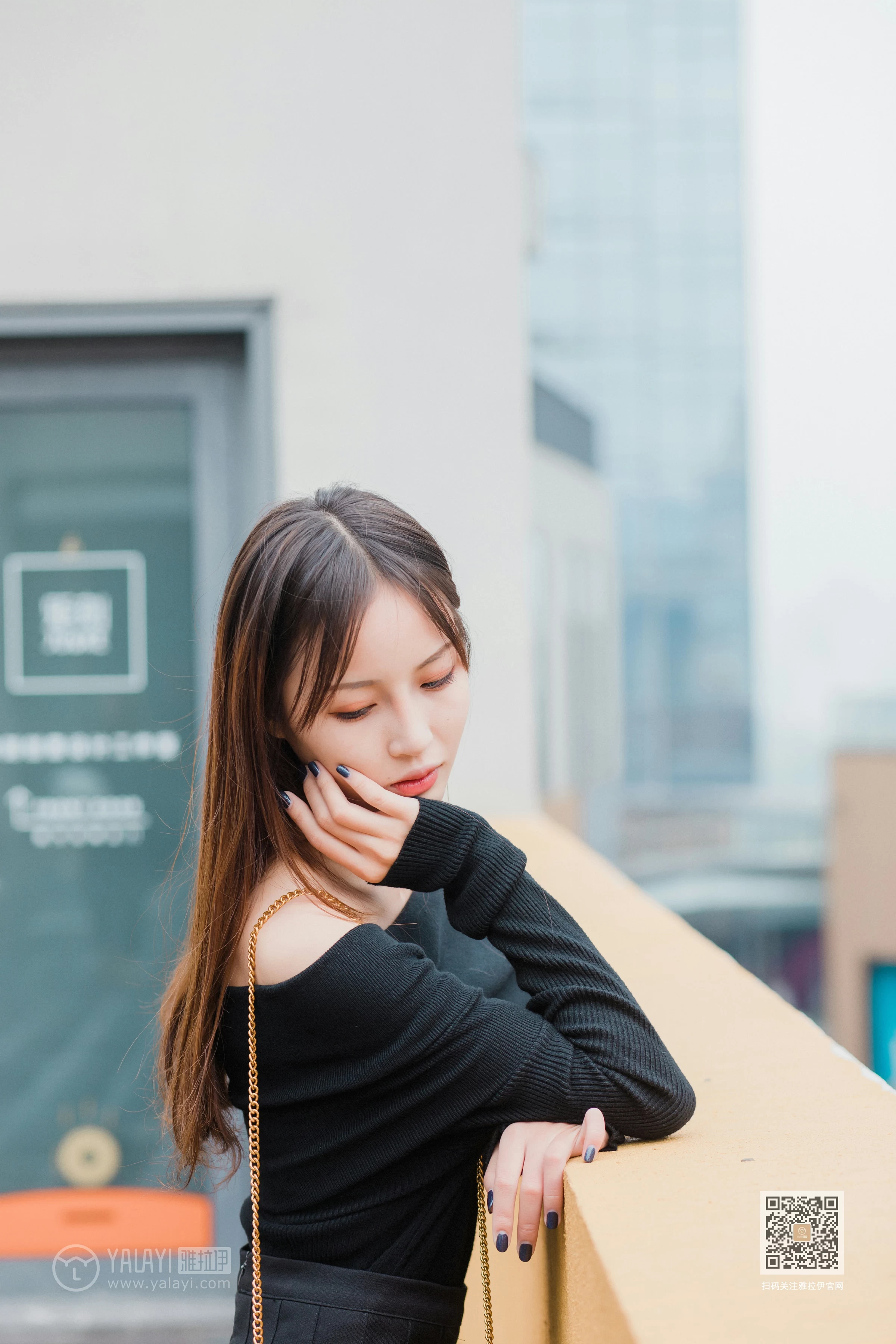 [YALAYI雅拉伊]Vol.520 广漂女孩儿 小五 黑色抹胸上衣加黑色短裙性感私房写真集第7张