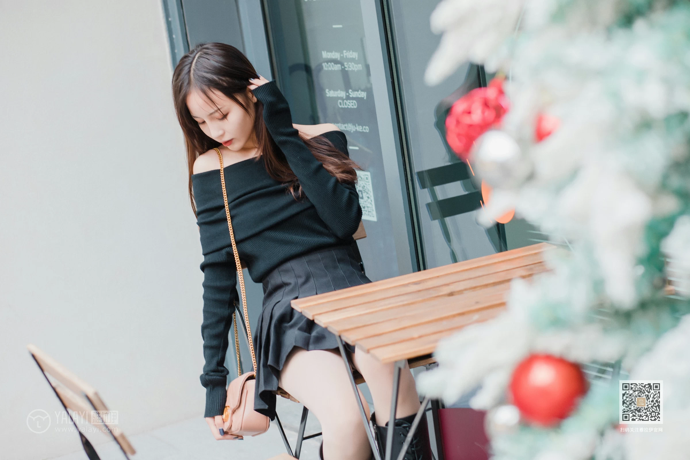 [YALAYI雅拉伊]Vol.520 广漂女孩儿 小五 黑色抹胸上衣加黑色短裙性感私房写真集第11张