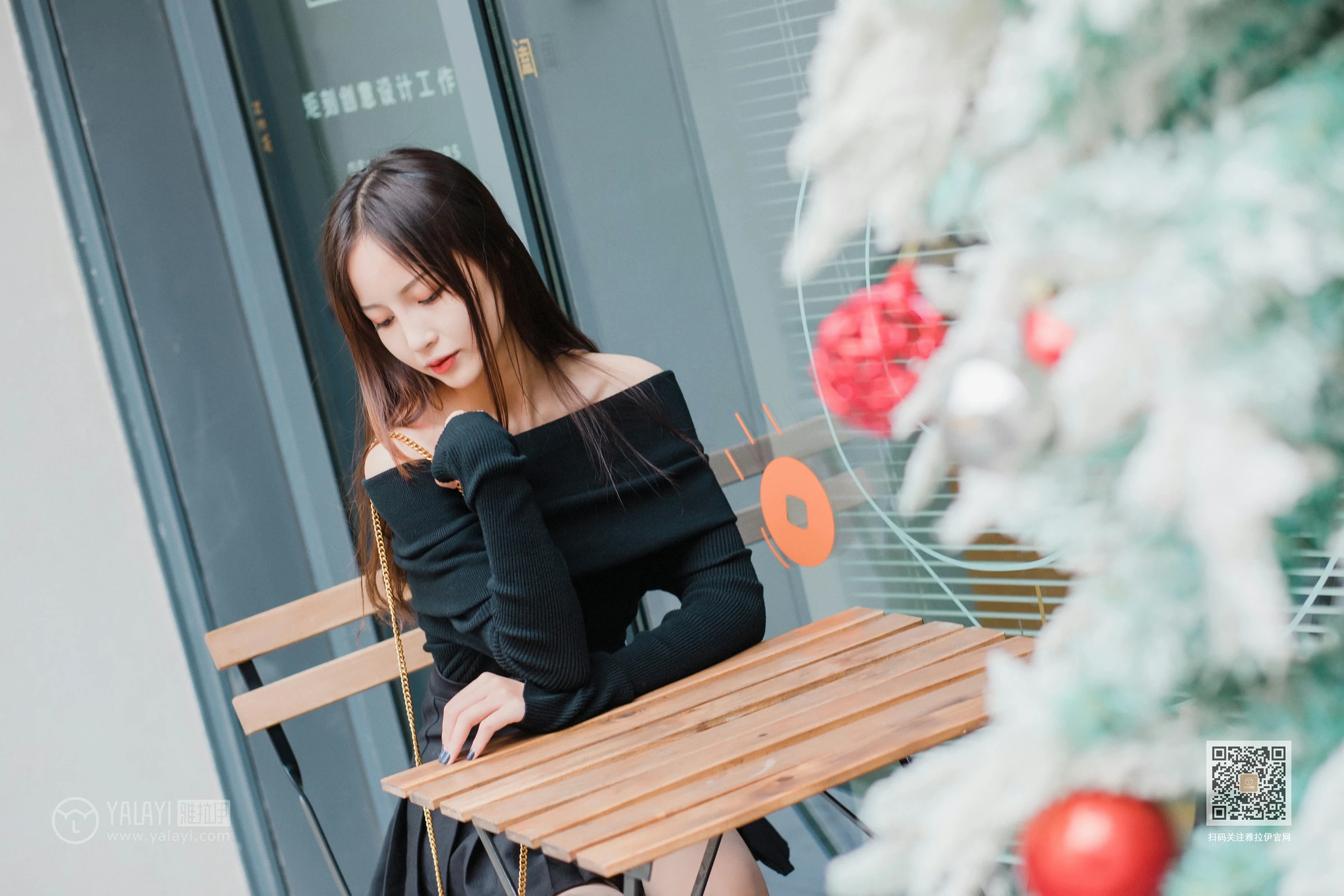[YALAYI雅拉伊]Vol.520 广漂女孩儿 小五 黑色抹胸上衣加黑色短裙性感私房写真集第12张