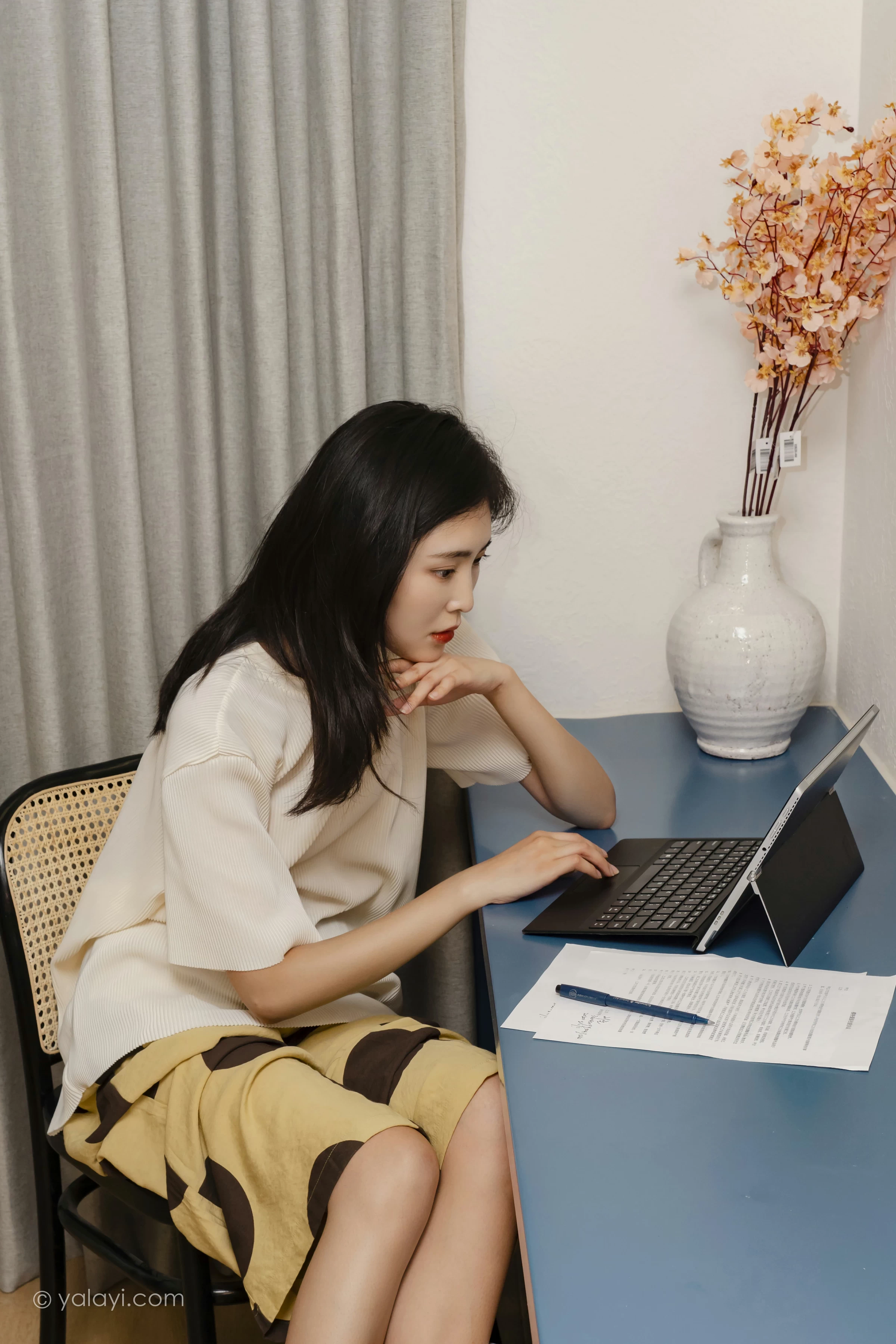[YALAYI雅拉伊]NO.698 《亲爱的请放松》 苍儿 白色短袖加黄色短裤居家私房写真集第1张