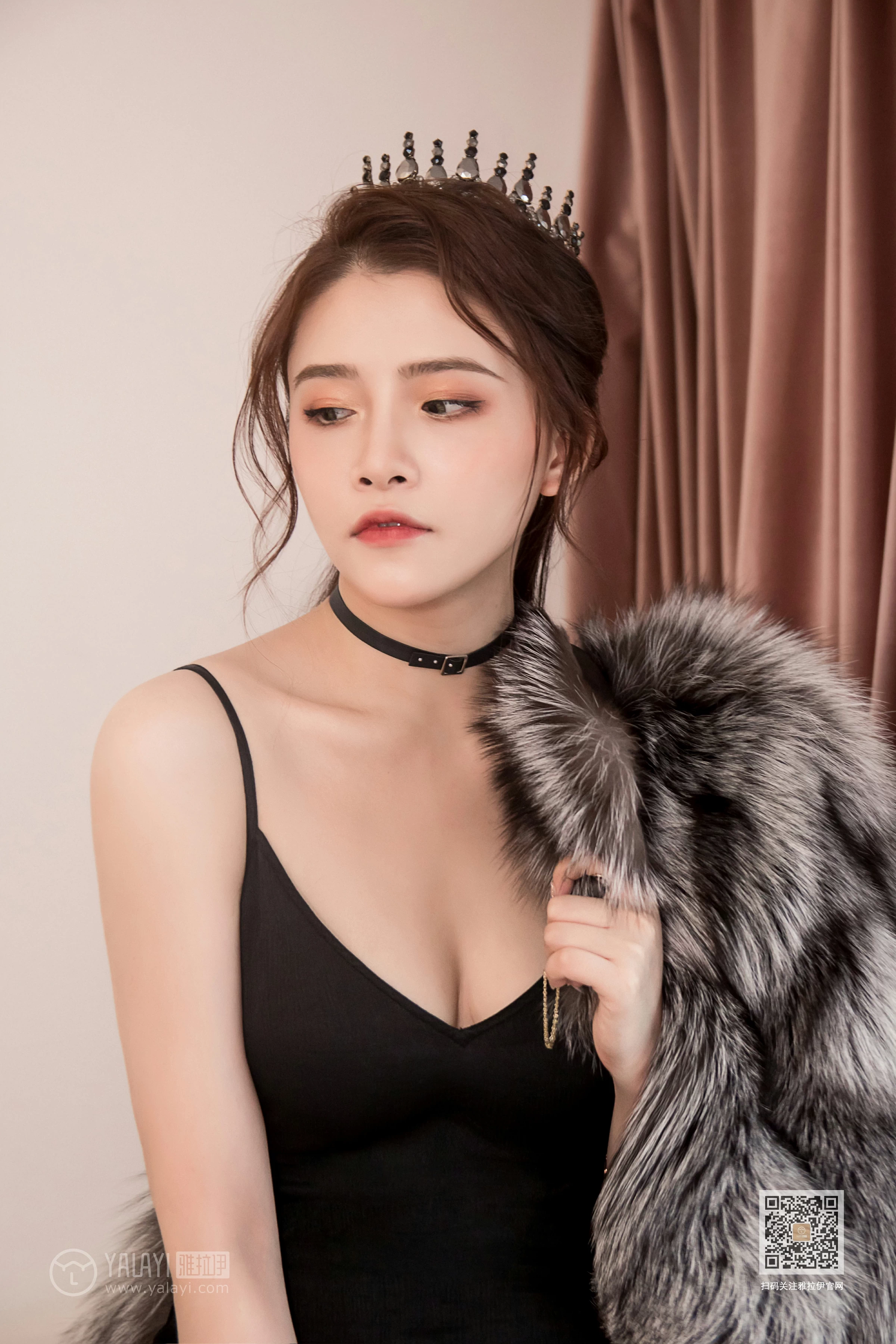 [YALAYI雅拉伊]Vol.525 我的女皇 赵洁 黑色吊带开叉连衣裙性感私房写真集第10张