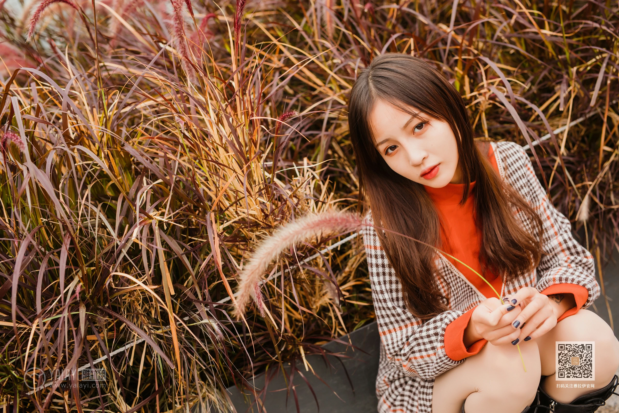 [YALAYI雅拉伊]Vol.543 郊游 小五 连身大衣加灰色长靴清纯私房写真集第6张