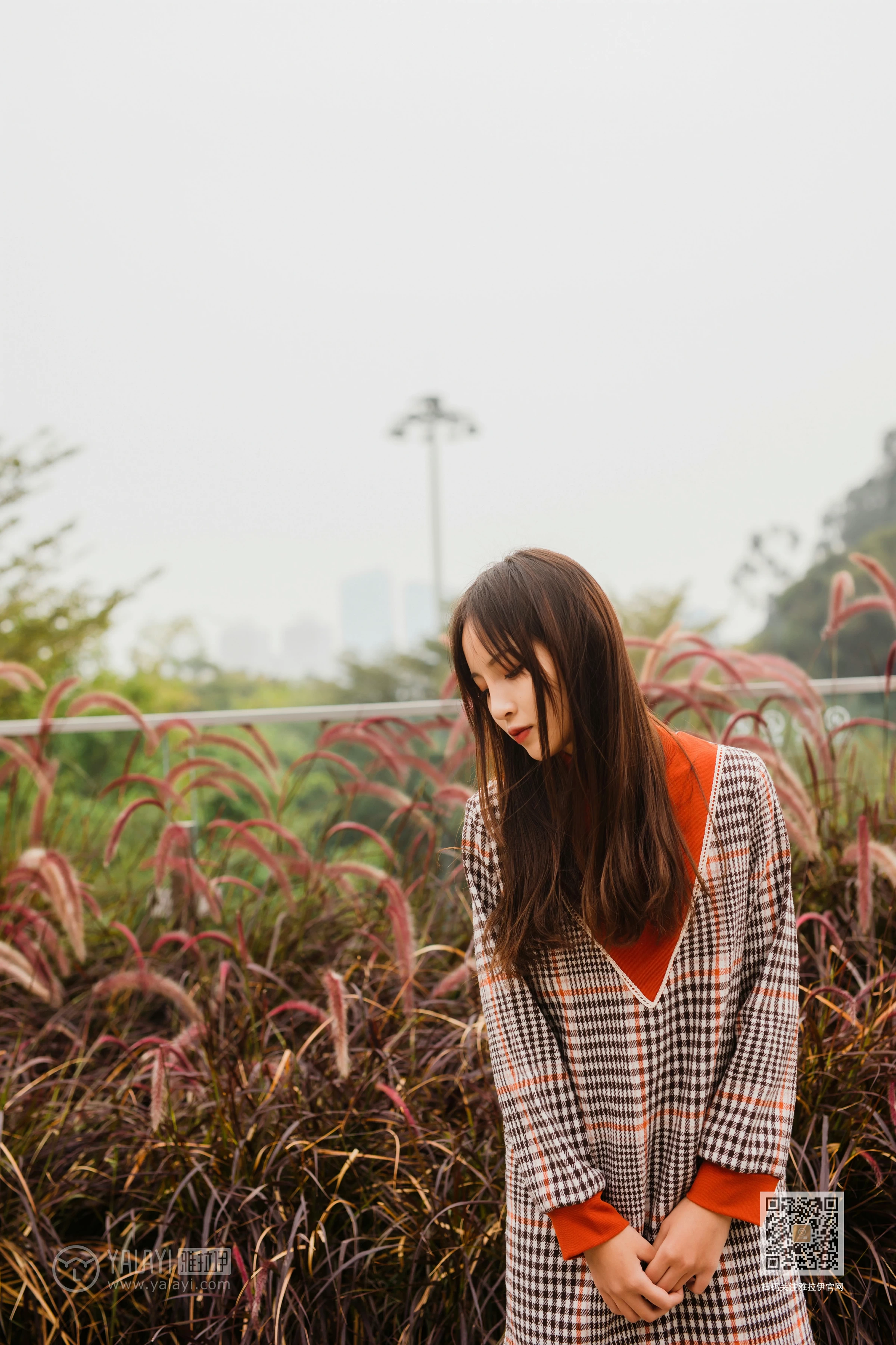 [YALAYI雅拉伊]Vol.543 郊游 小五 连身大衣加灰色长靴清纯私房写真集第13张