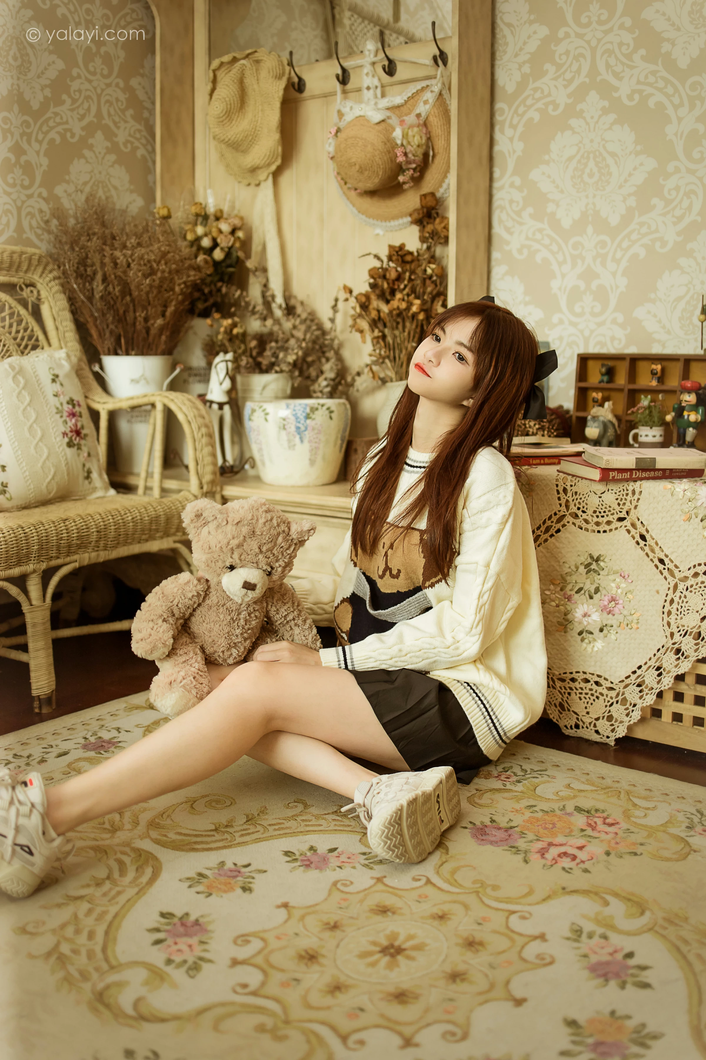 [YALAYI雅拉伊]2021.12.14 可爱小熊 茹莎 白色毛衣加黑色短裙居家私房写真集第2张