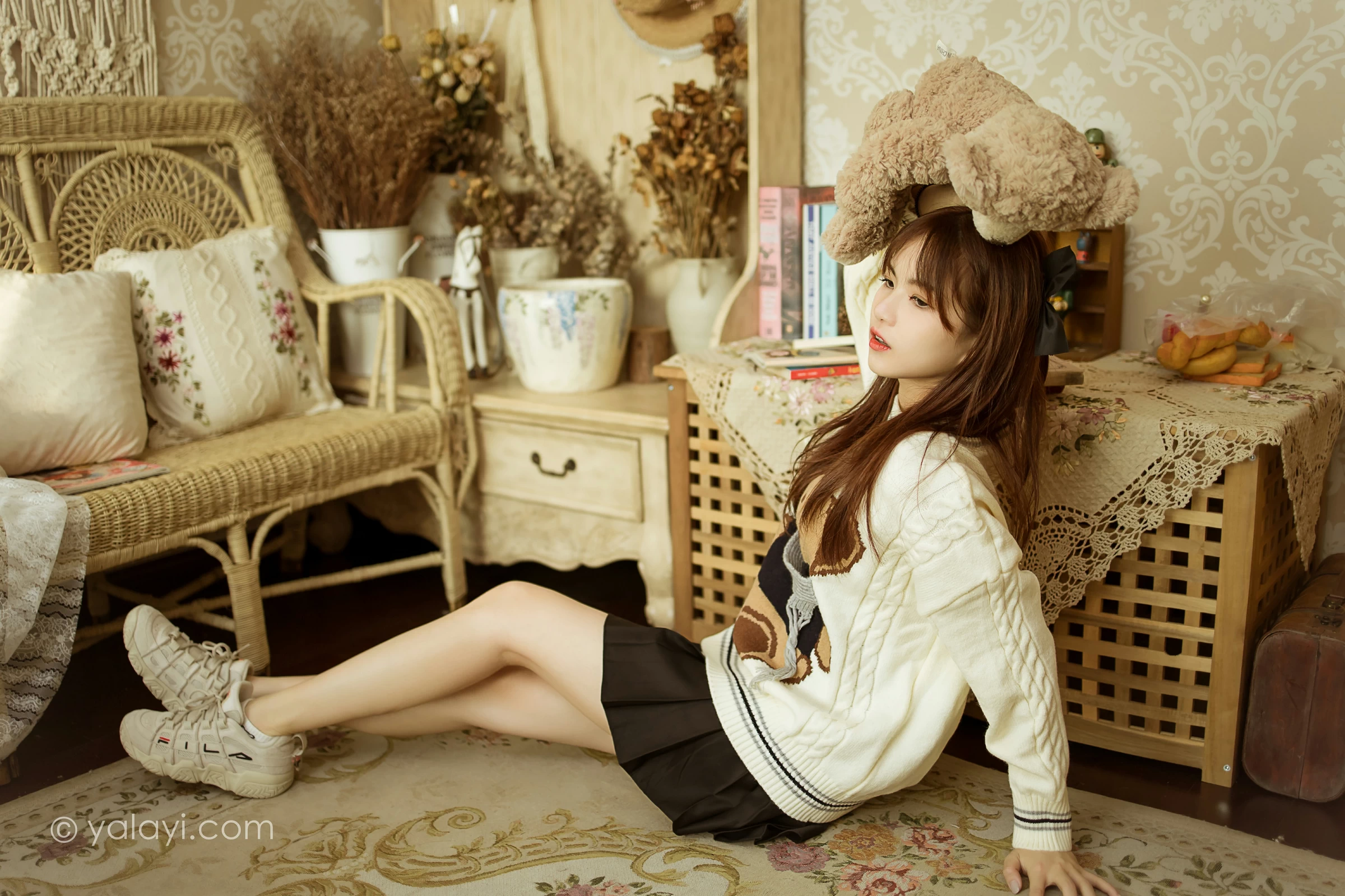 [YALAYI雅拉伊]2021.12.14 可爱小熊 茹莎 白色毛衣加黑色短裙居家私房写真集第3张