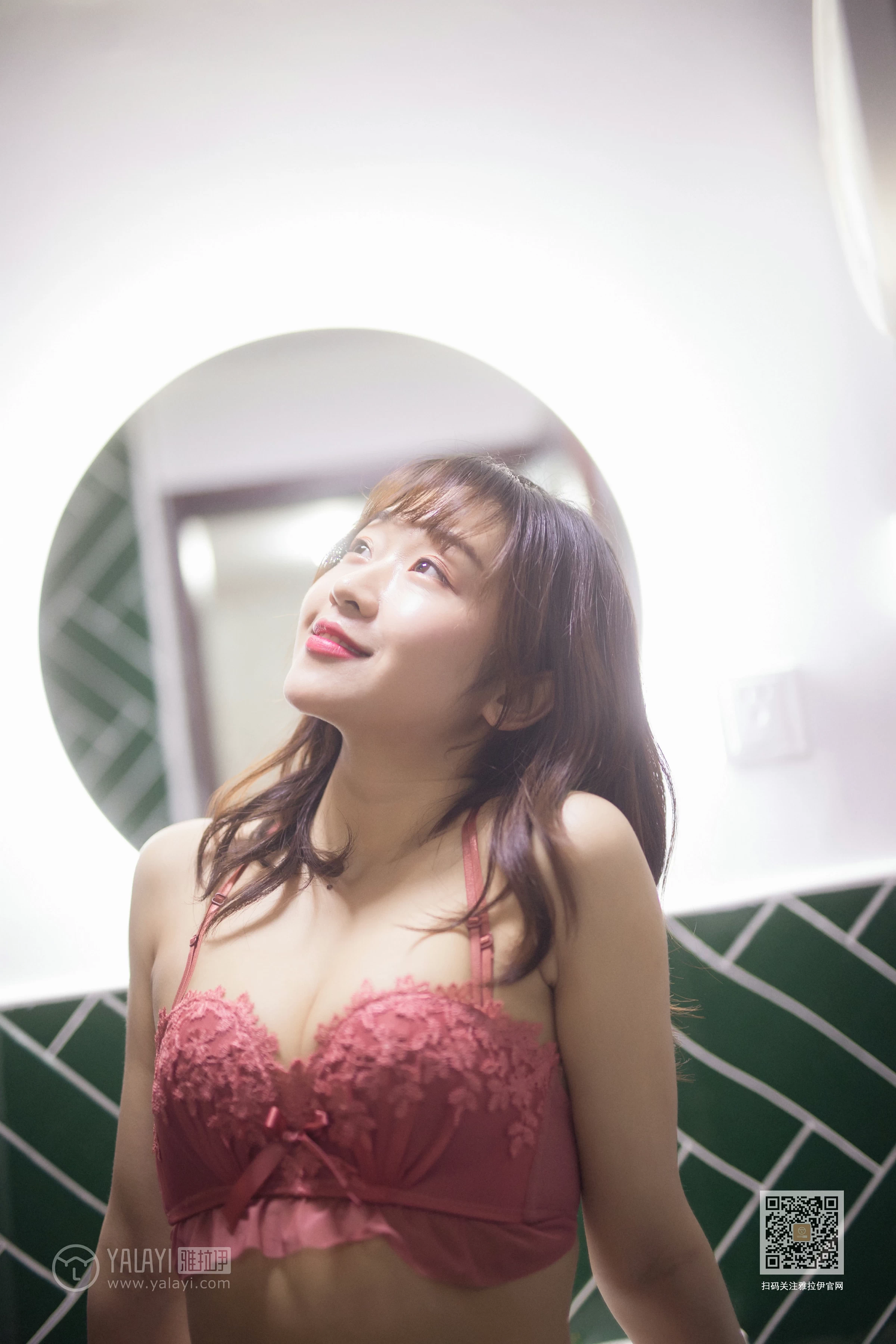 [YALAYI雅拉伊]Vol.551 六十六楼往下看 小颖 红色蕾丝内衣性感私房写真集第3张