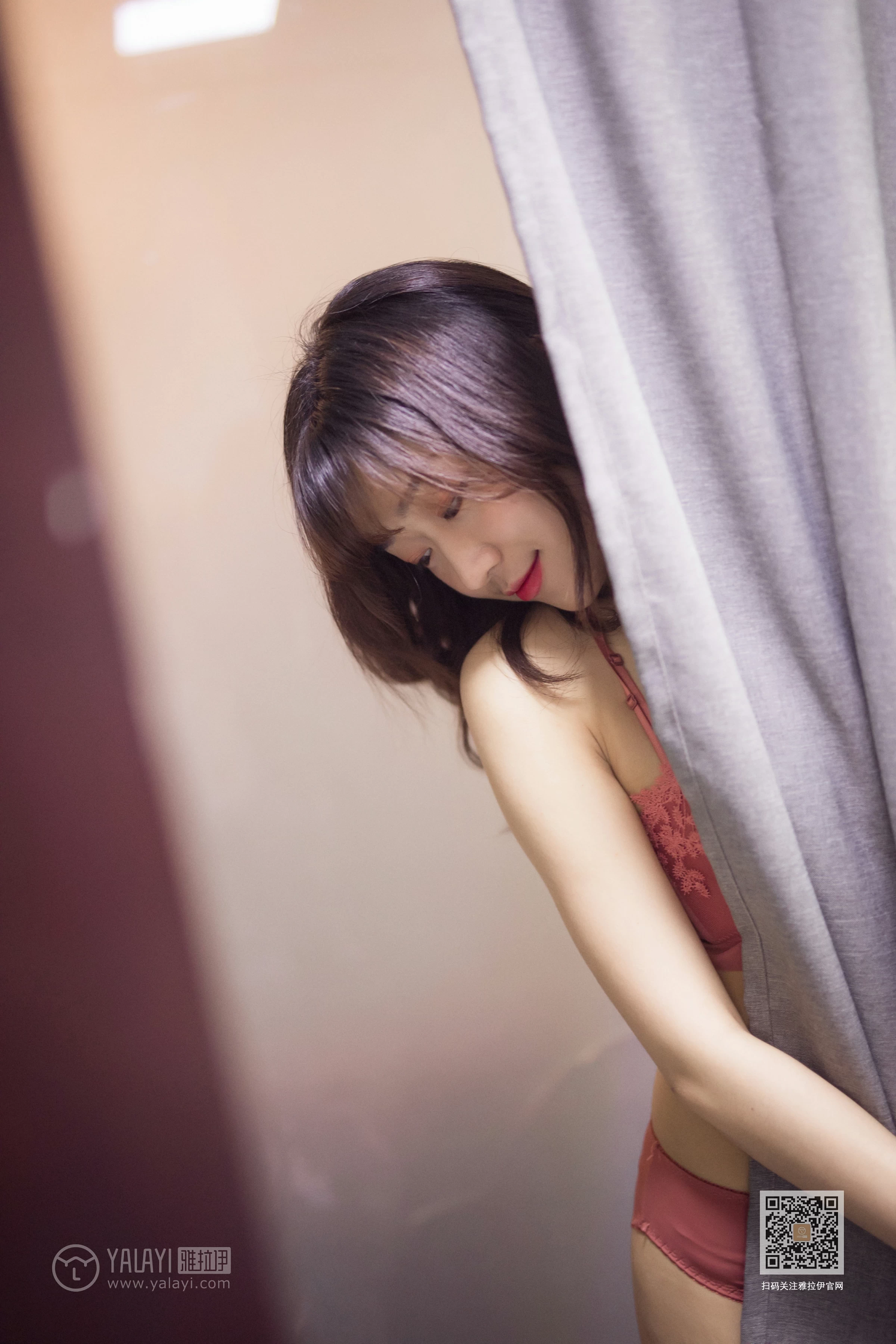 [YALAYI雅拉伊]Vol.551 六十六楼往下看 小颖 红色蕾丝内衣性感私房写真集第4张
