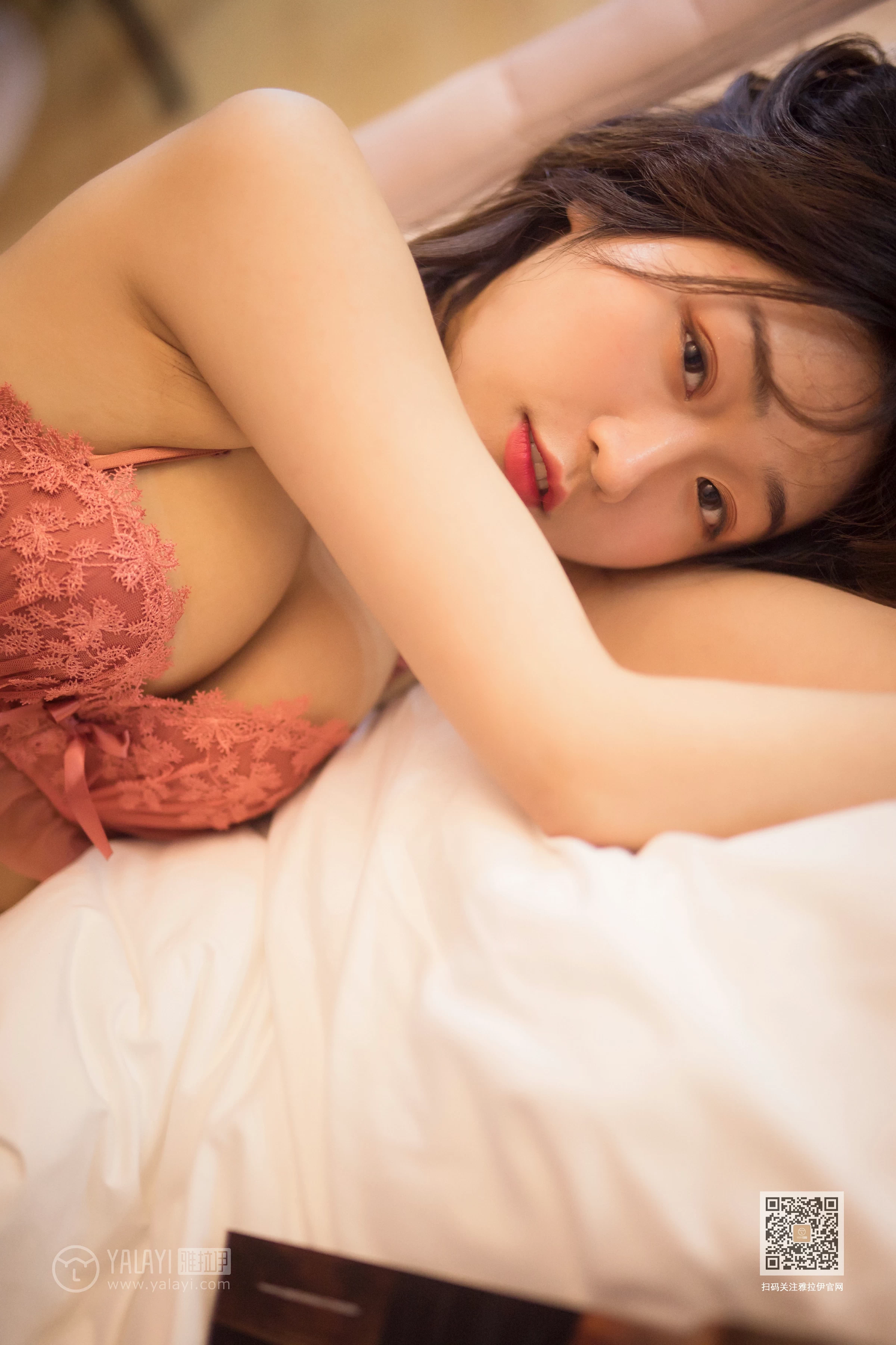 [YALAYI雅拉伊]Vol.551 六十六楼往下看 小颖 红色蕾丝内衣性感私房写真集第13张