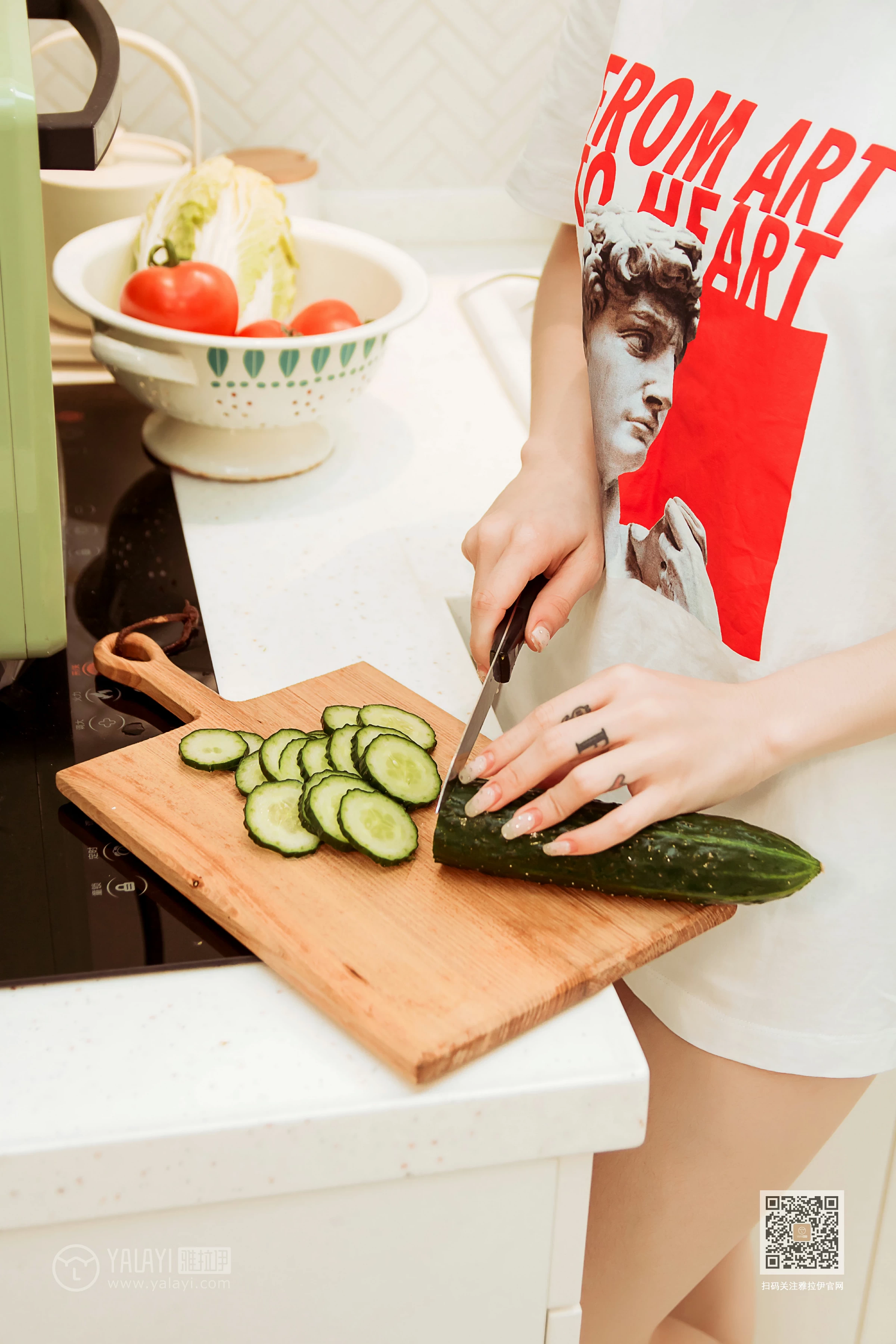 [YALAYI雅拉伊]Vol.554 蓉蓉的瘦身餐 白色短袖加白色蕾丝内裤性感私房写真集第2张