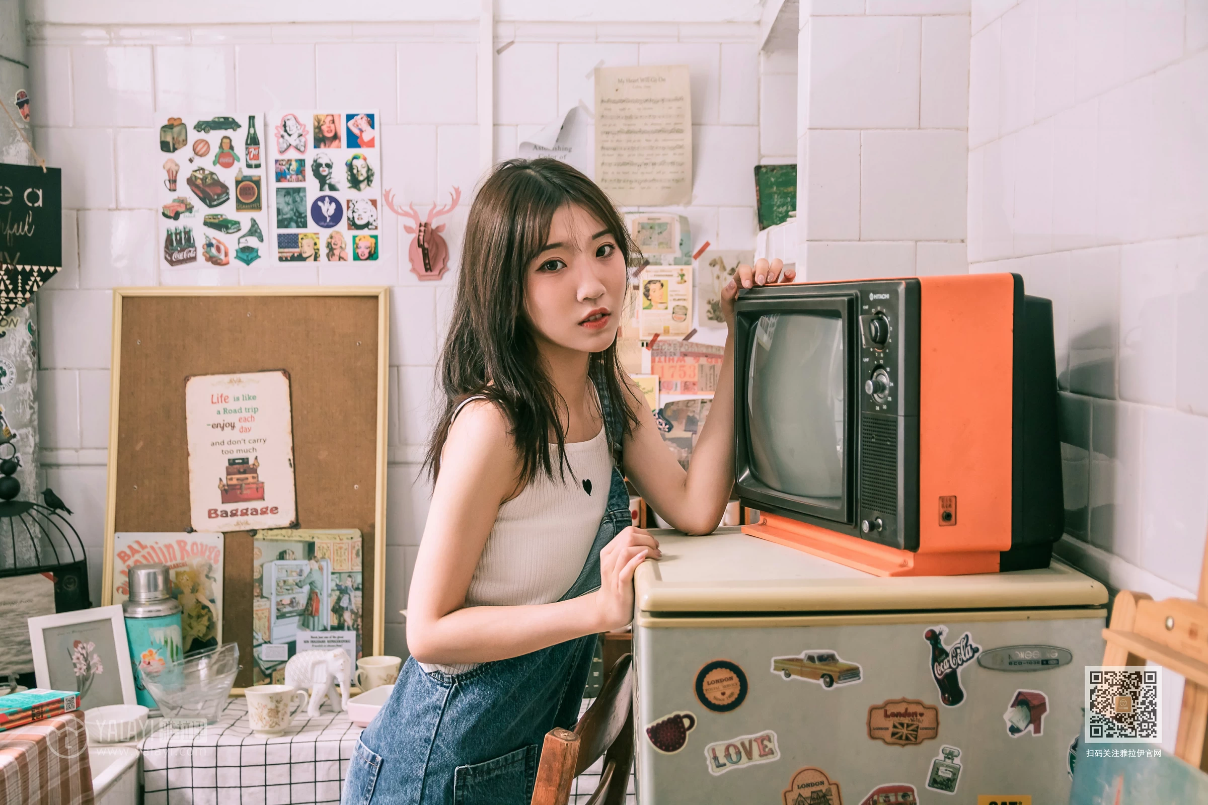 [YALAYI雅拉伊]Vol.559 我的前女友 小乔 背带牛仔连身裤加白色性感小背心私房写真集第3张