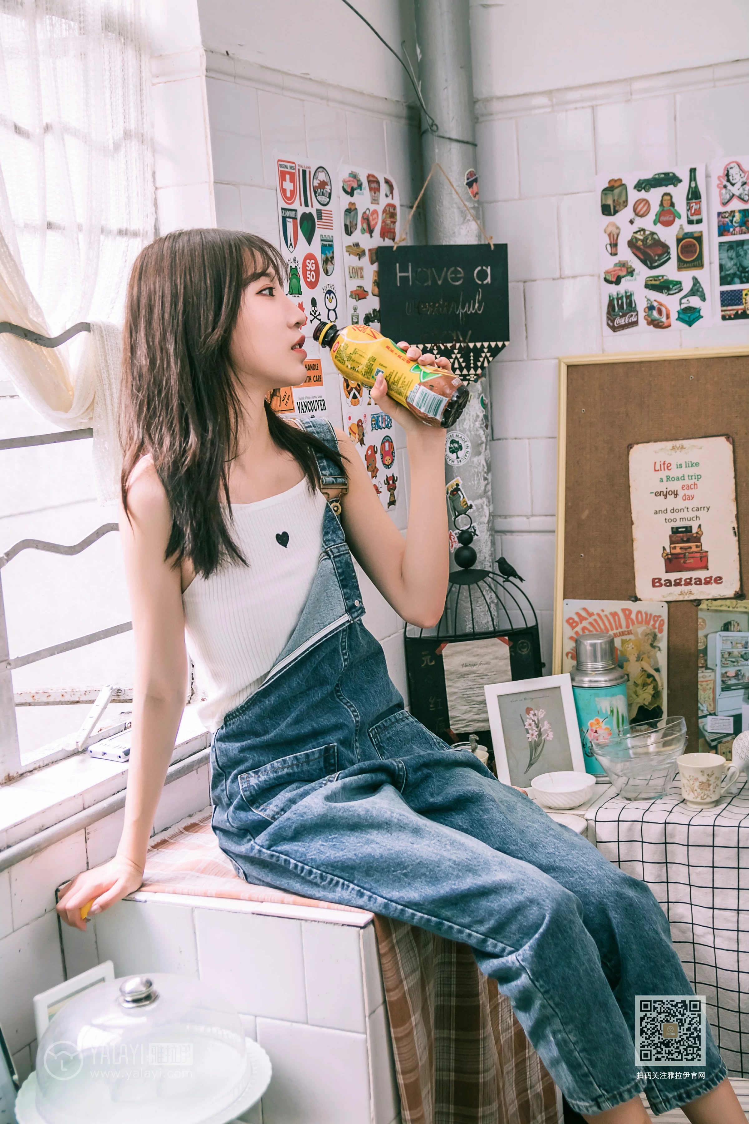 [YALAYI雅拉伊]Vol.559 我的前女友 小乔 背带牛仔连身裤加白色性感小背心私房写真集第10张