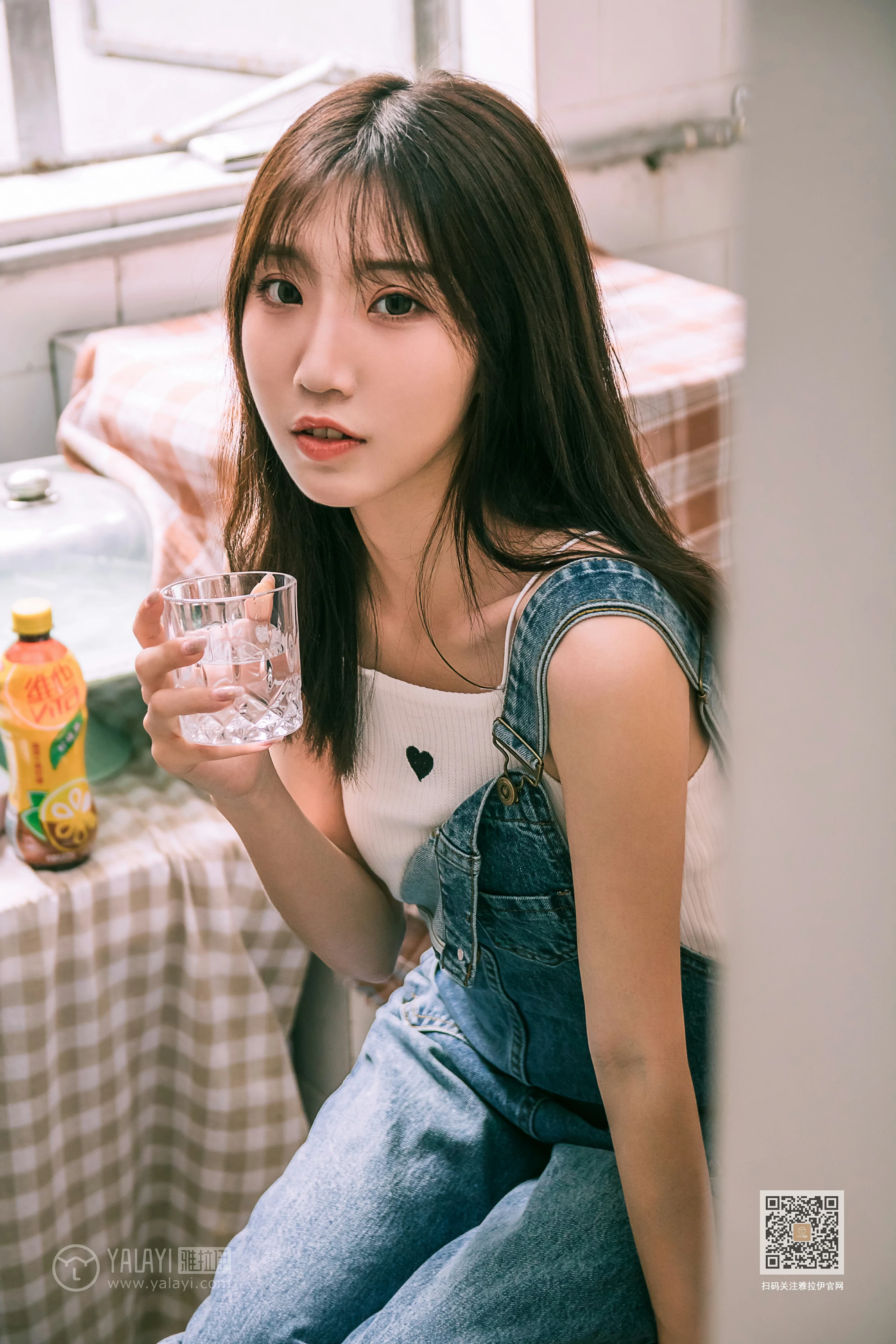 [YALAYI雅拉伊]Vol.559 我的前女友 小乔 背带牛仔连身裤加白色性感小背心私房写真集第15张