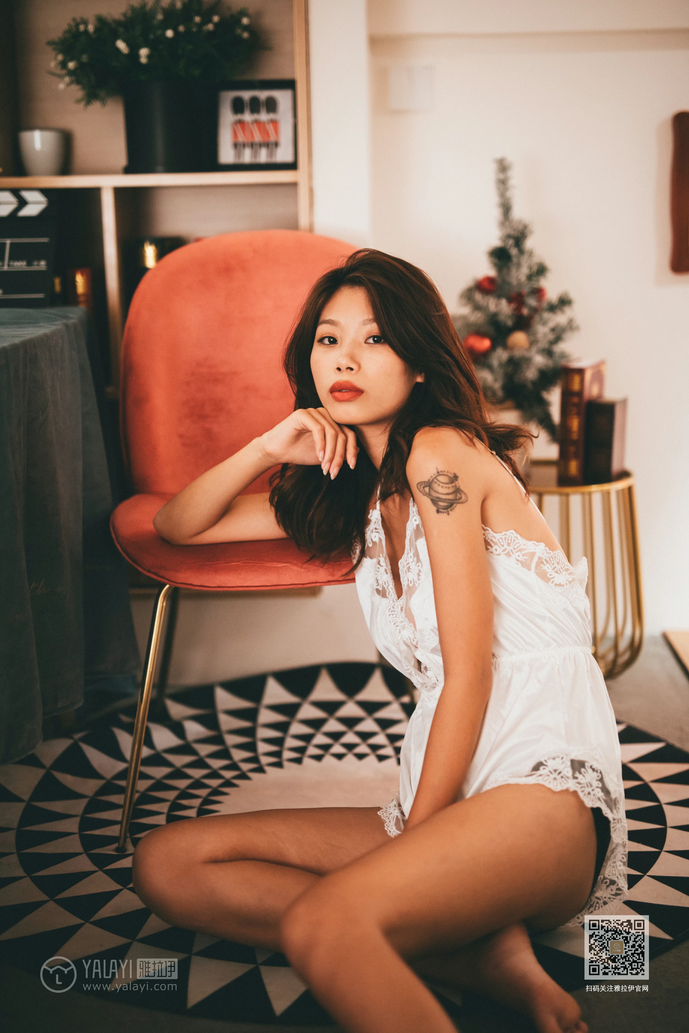 [YALAYI雅拉伊]Vol.561 篝火女郎 静初 白色透视蕾丝睡衣性感私房写真集第7张