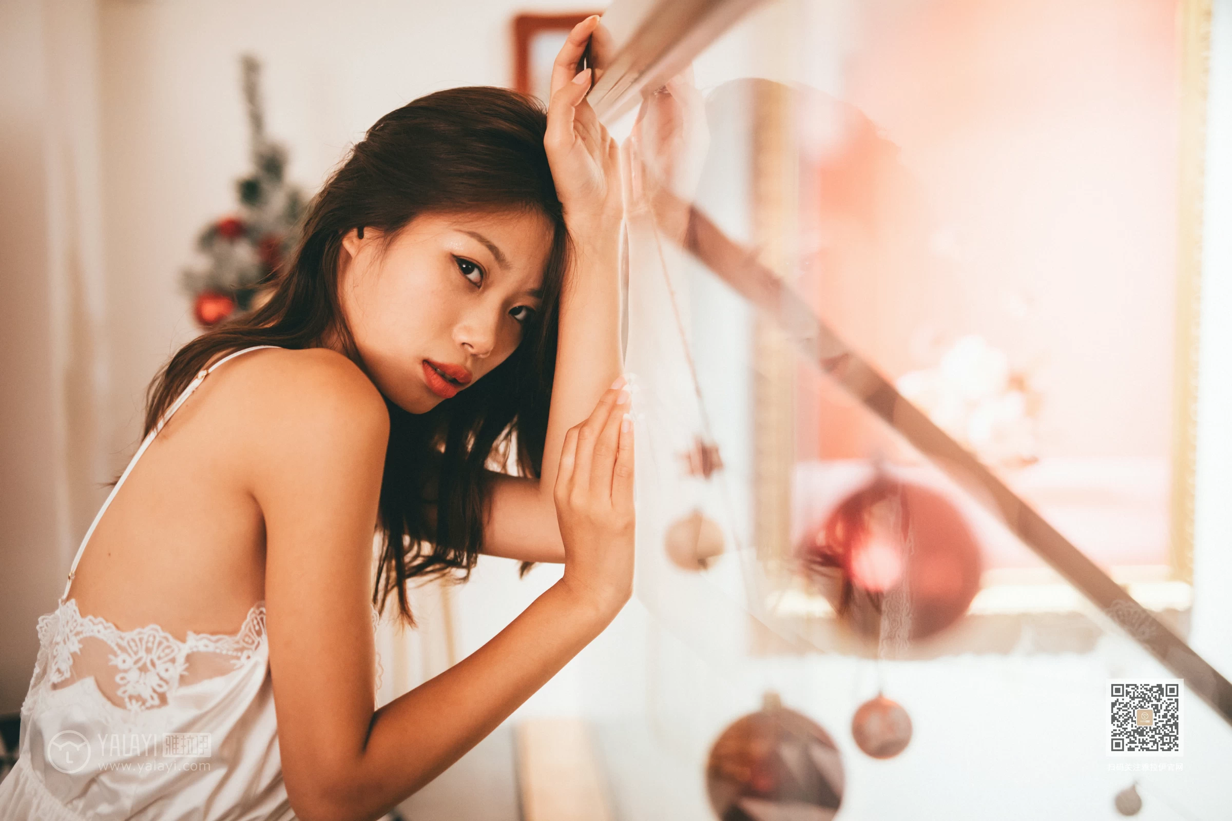 [YALAYI雅拉伊]Vol.561 篝火女郎 静初 白色透视蕾丝睡衣性感私房写真集第11张