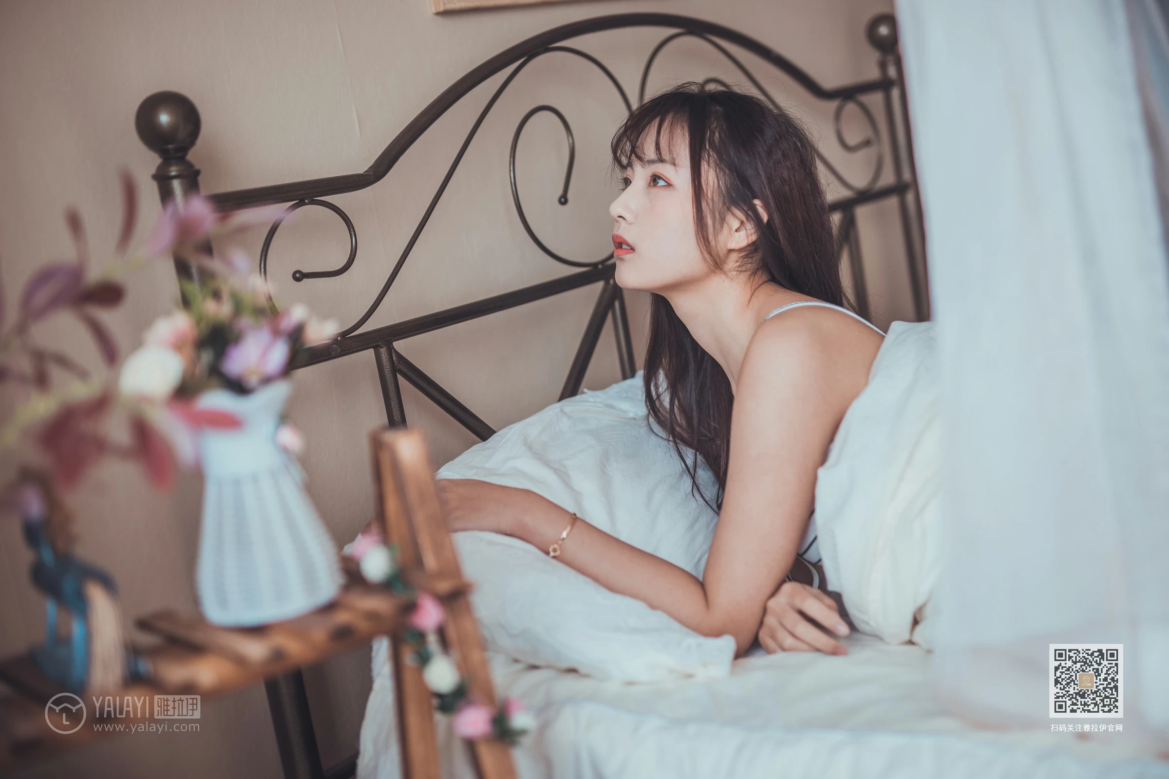 [YALAYI雅拉伊]Vol.581 不想起床 唐芯 白色性感小背心居家私房写真集第5张