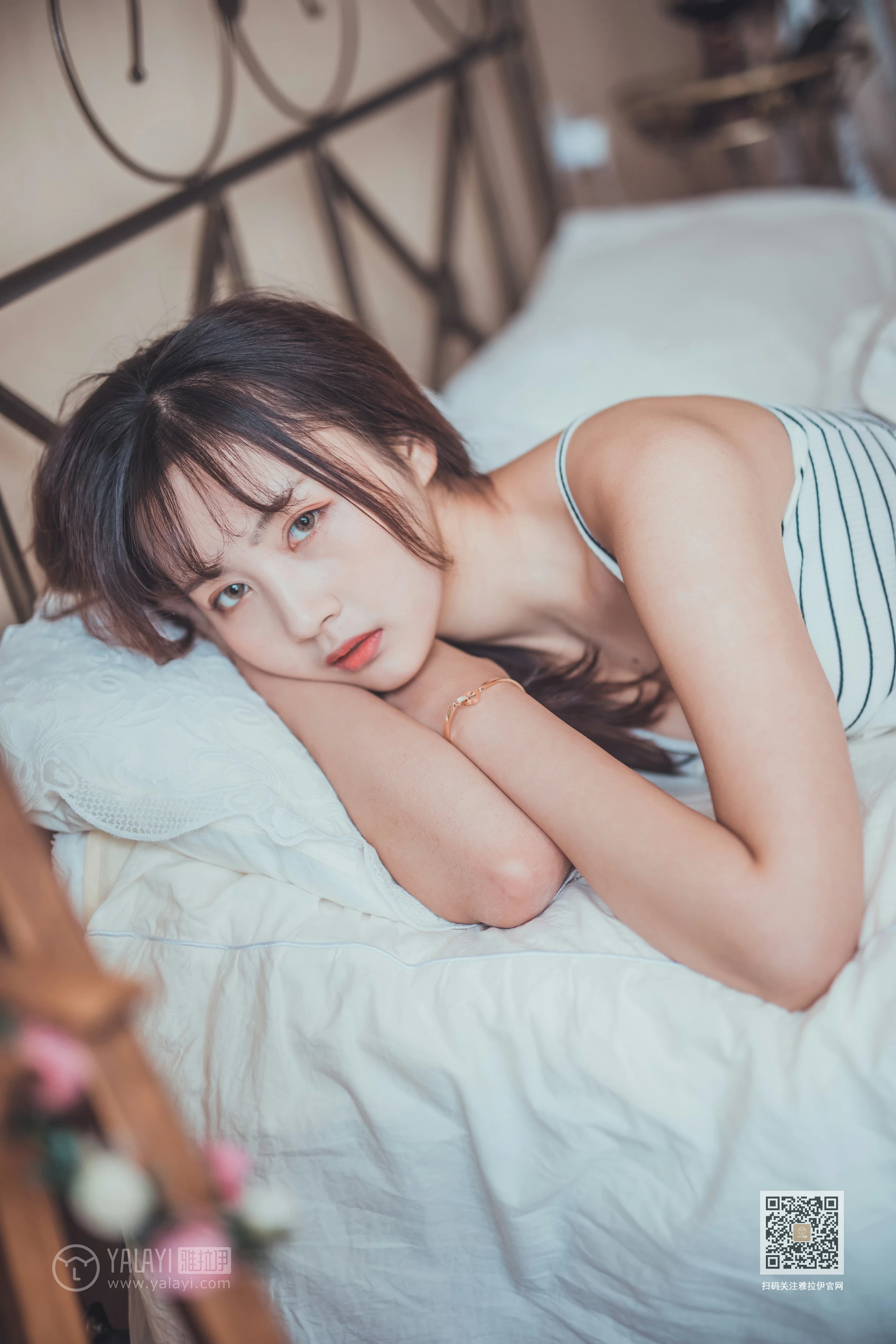 [YALAYI雅拉伊]Vol.581 不想起床 唐芯 白色性感小背心居家私房写真集第7张