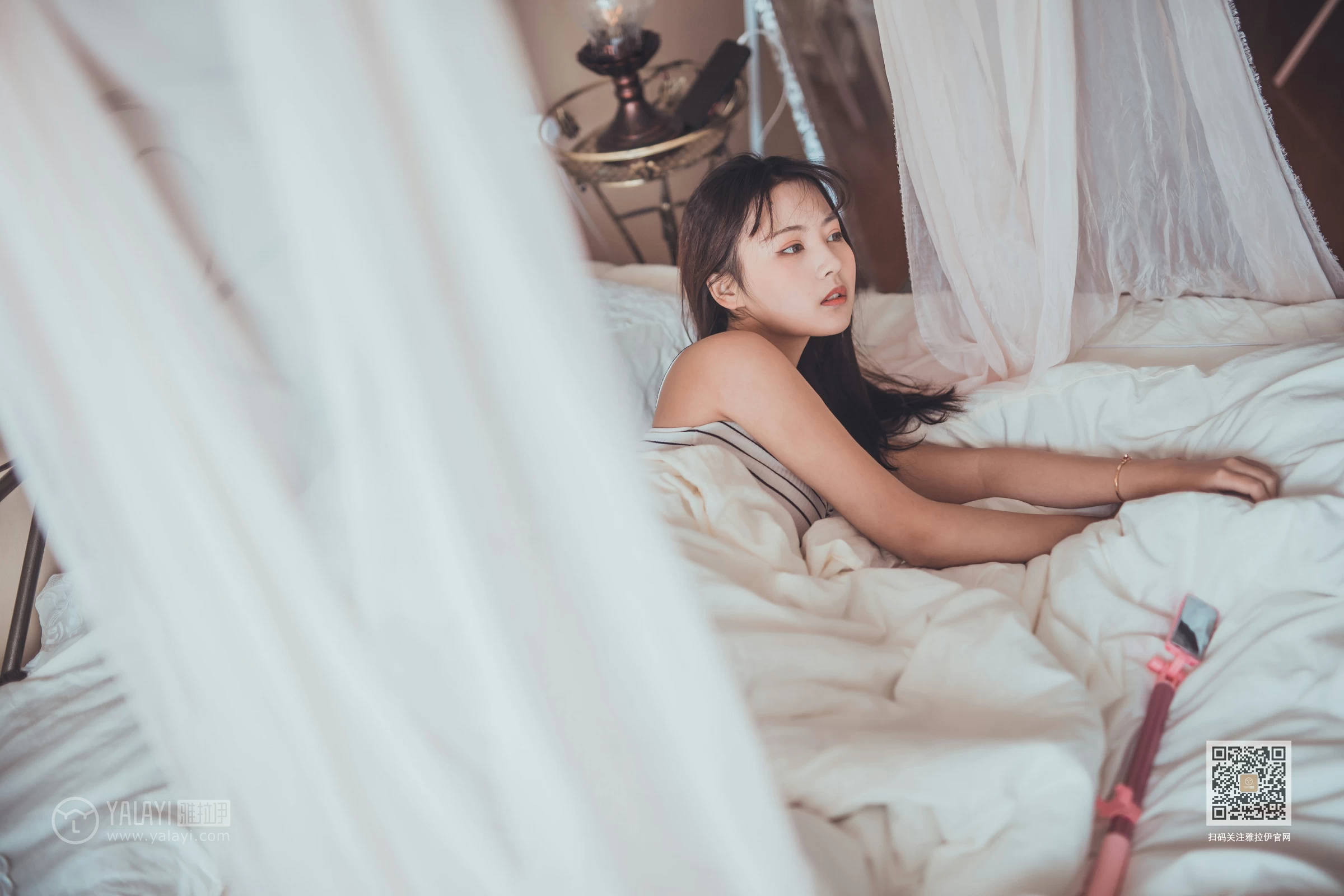 [YALAYI雅拉伊]Vol.581 不想起床 唐芯 白色性感小背心居家私房写真集第10张