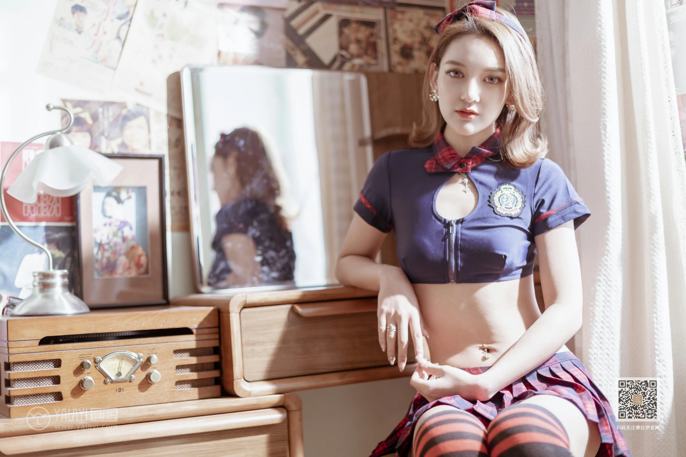 [YALAYI雅拉伊]Vol.585 苏格兰风情 刘子炀 情趣制服与短裙加黑丝美腿性感私房写真集第2张