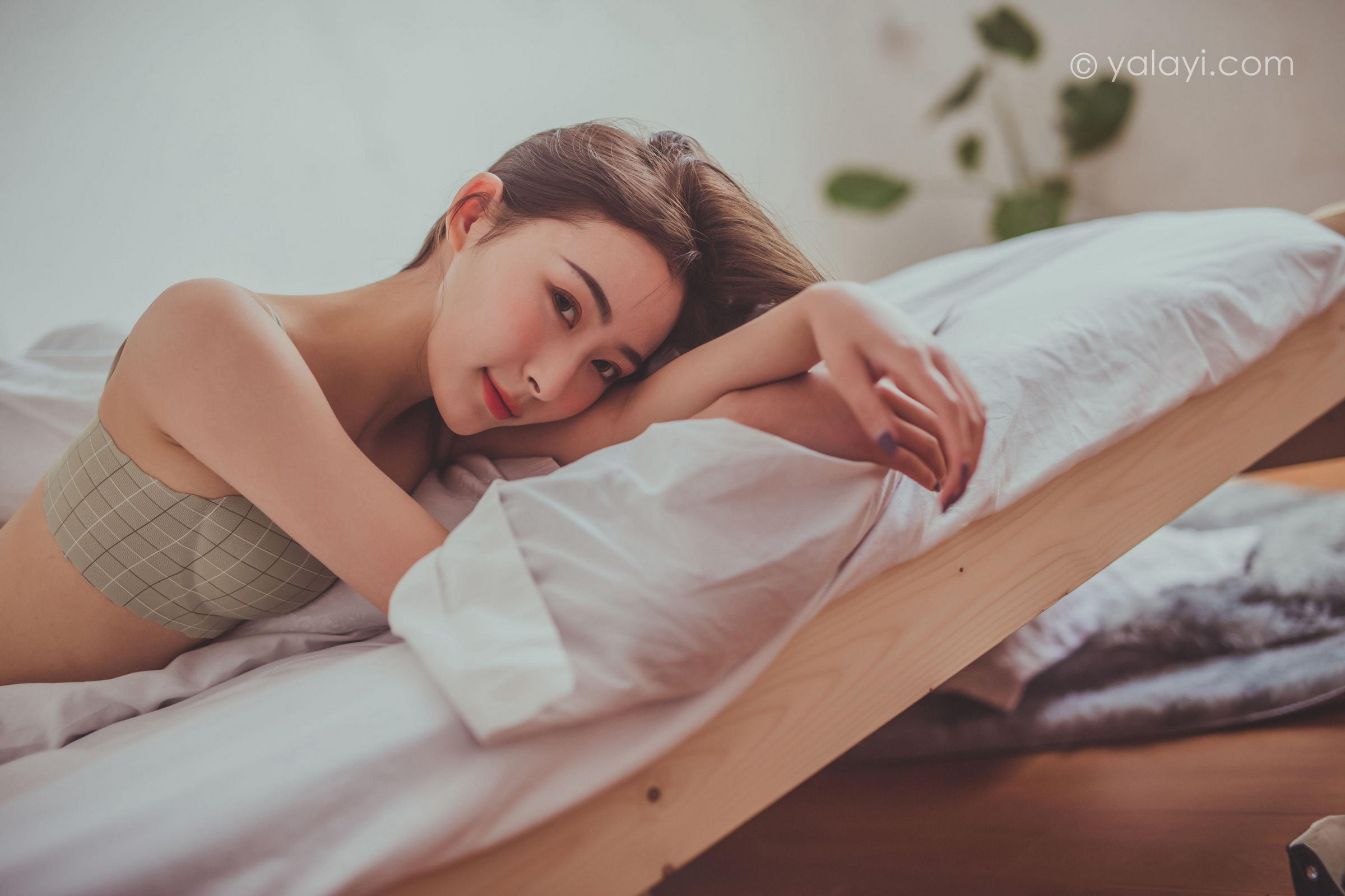 [YALAYI雅拉伊]Vol.587 蜗居 海棠 灰色内衣居家性感私房写真集第12张