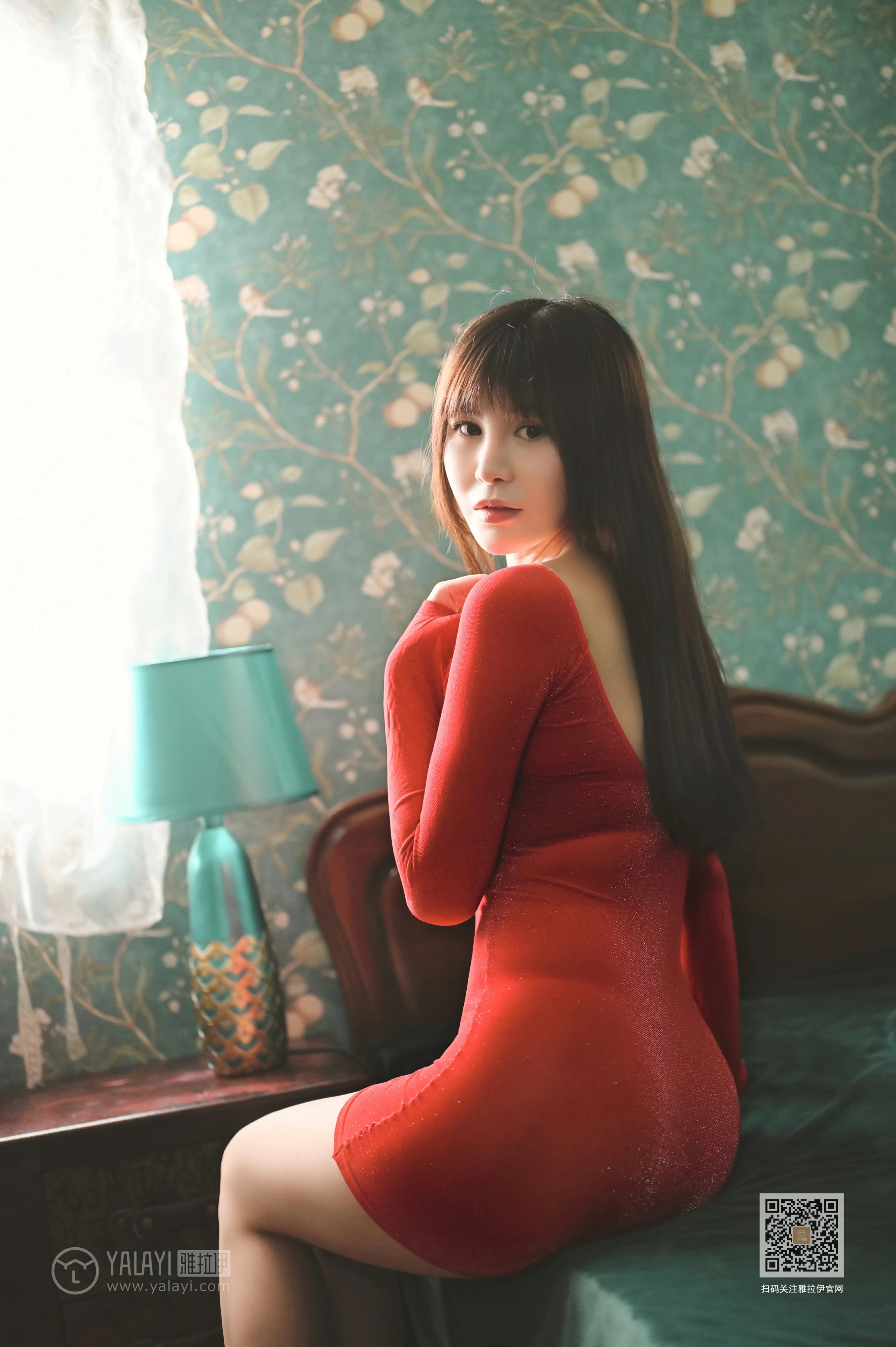 [YALAYI雅拉伊]Vol.589 怒放 斯雯 红色紧身裸背连衣裙居家性感私房写真集第2张