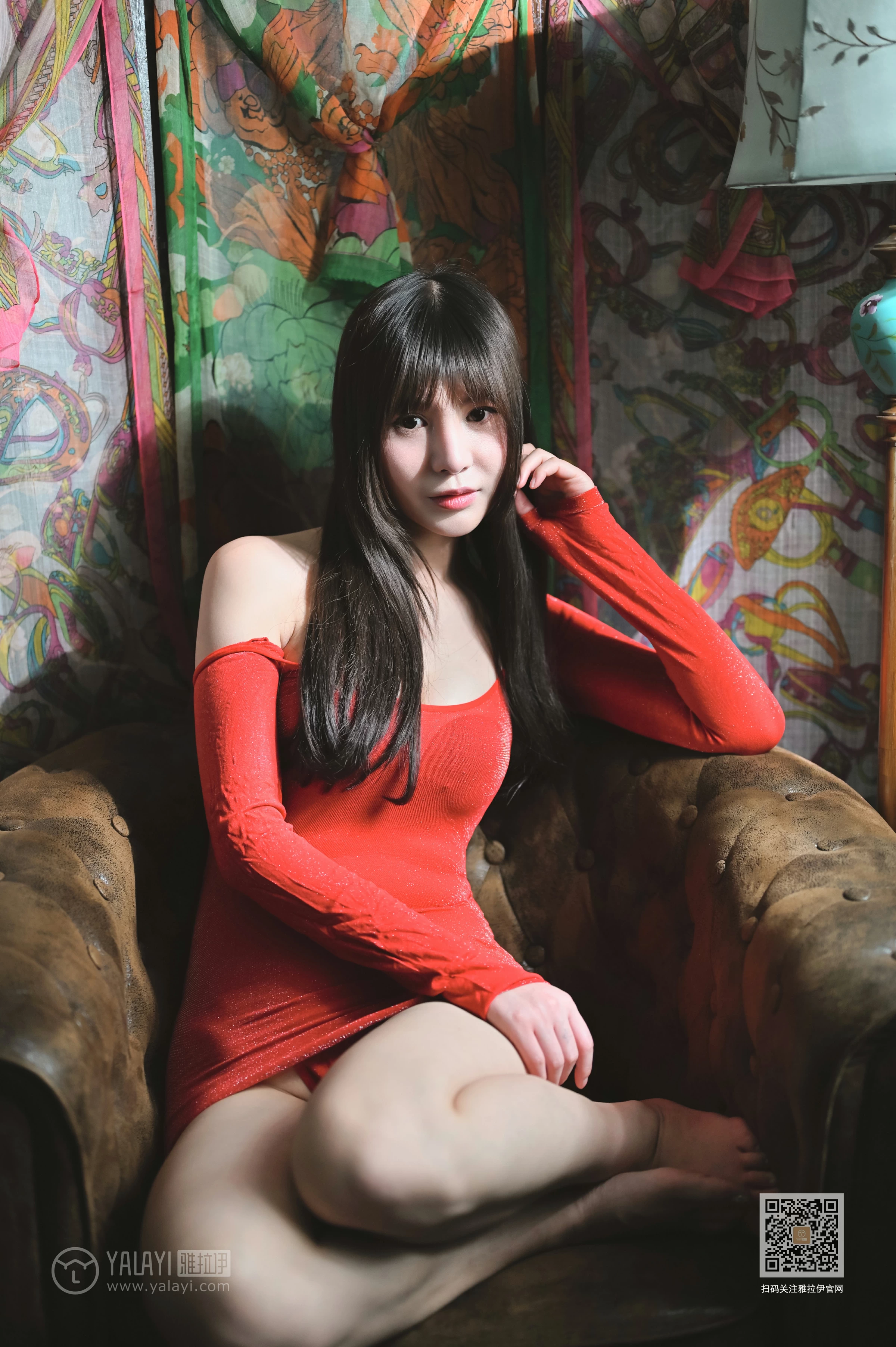 [YALAYI雅拉伊]Vol.589 怒放 斯雯 红色紧身裸背连衣裙居家性感私房写真集第5张