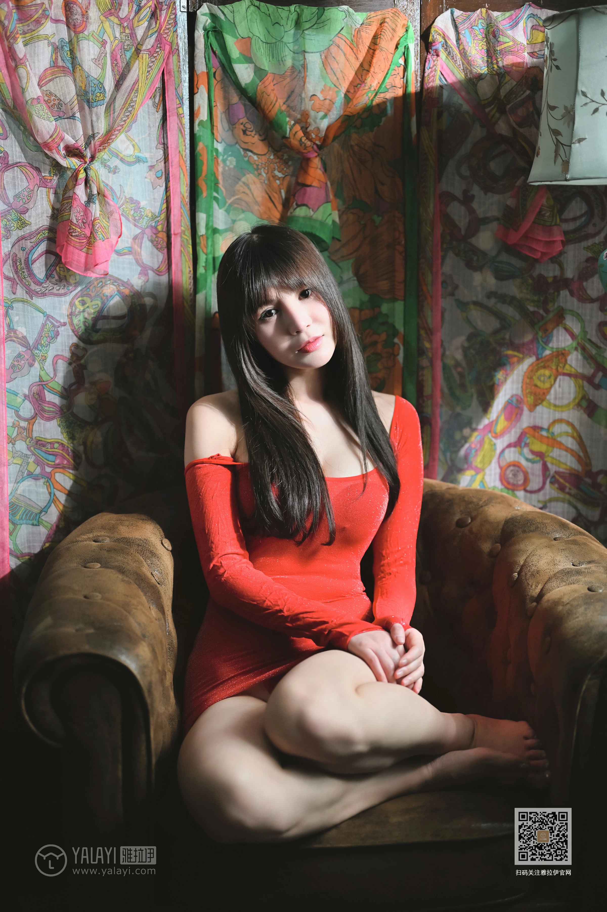 [YALAYI雅拉伊]Vol.589 怒放 斯雯 红色紧身裸背连衣裙居家性感私房写真集第6张
