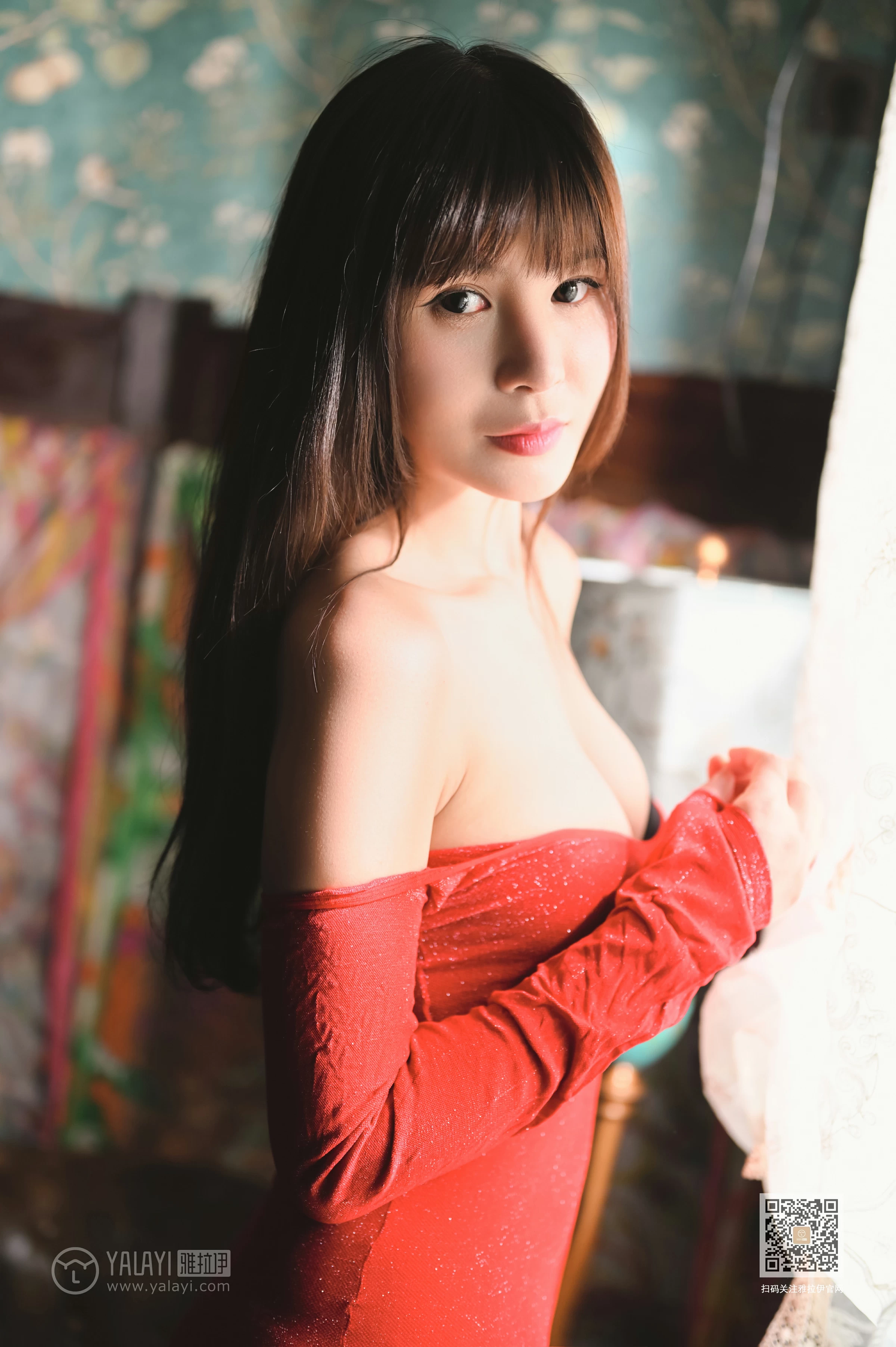 [YALAYI雅拉伊]Vol.589 怒放 斯雯 红色紧身裸背连衣裙居家性感私房写真集第15张