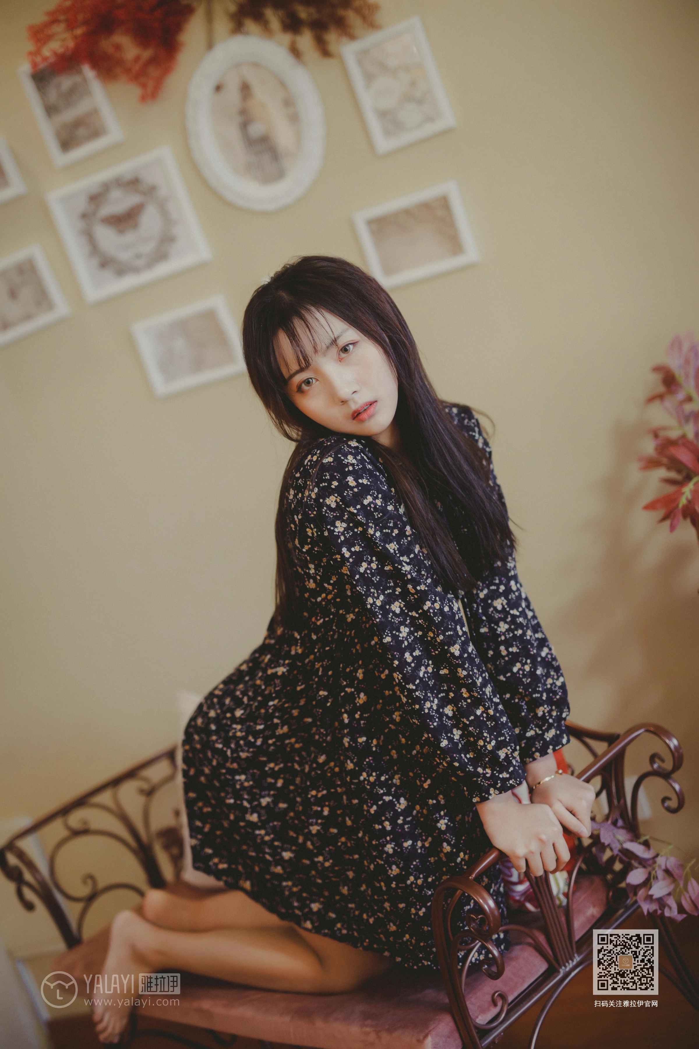 [YALAYI雅拉伊]Vol.593 南方姑娘 唐芯 黑色连衣裙居家私房写真集第8张