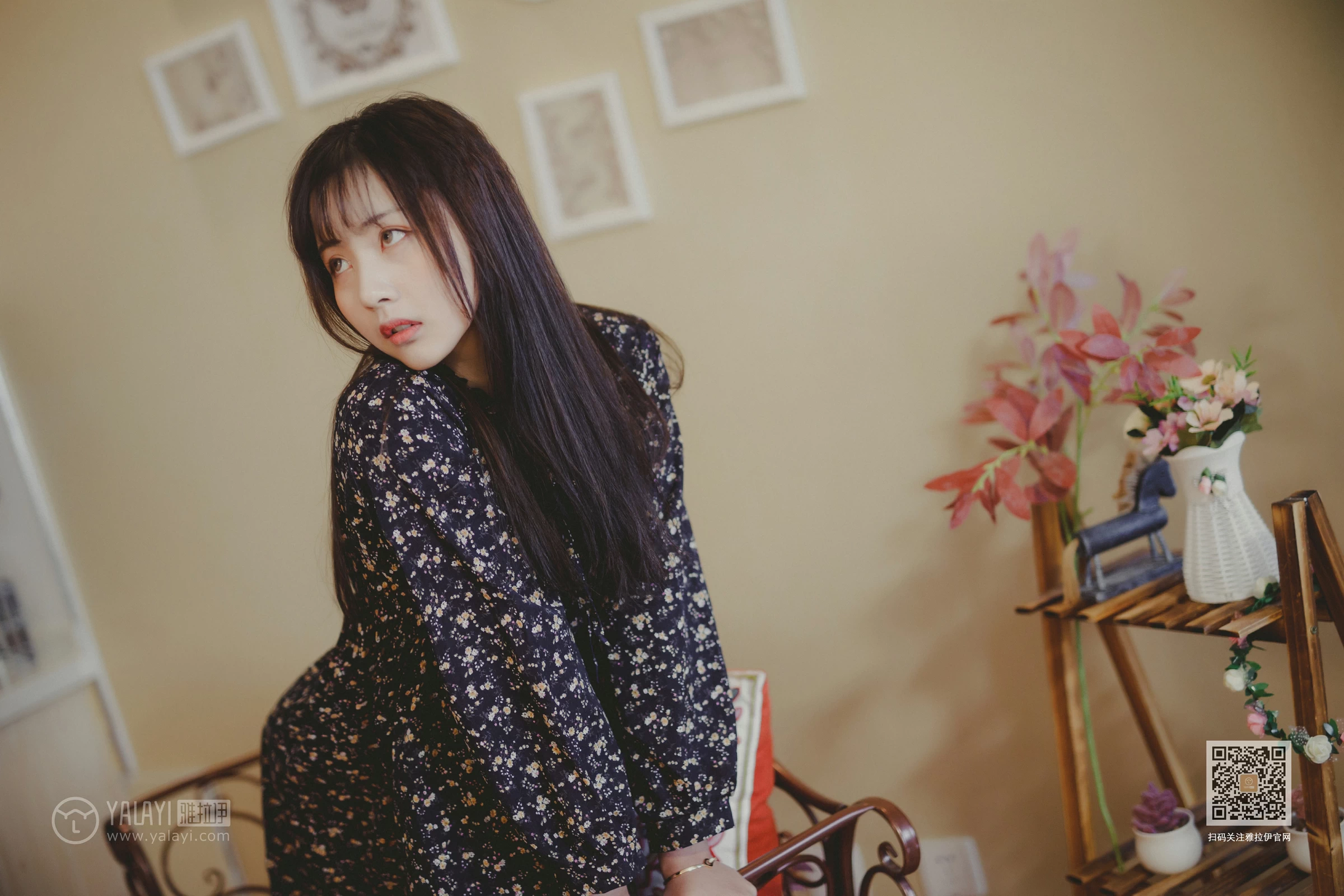 [YALAYI雅拉伊]Vol.593 南方姑娘 唐芯 黑色连衣裙居家私房写真集第8张