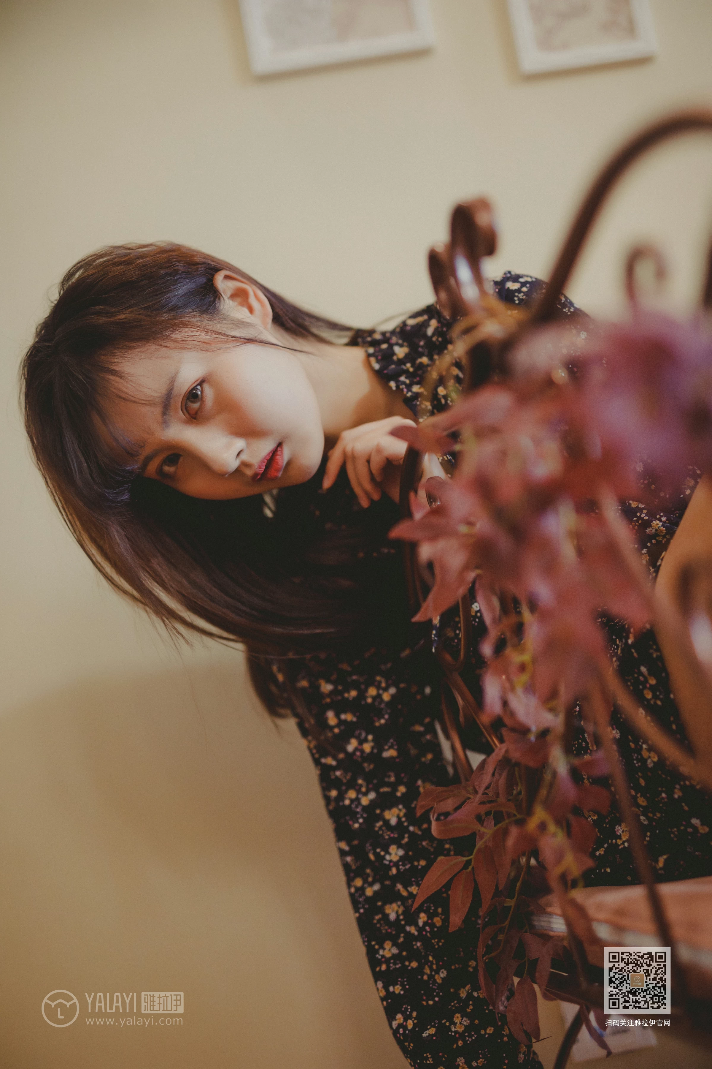 [YALAYI雅拉伊]Vol.593 南方姑娘 唐芯 黑色连衣裙居家私房写真集第12张