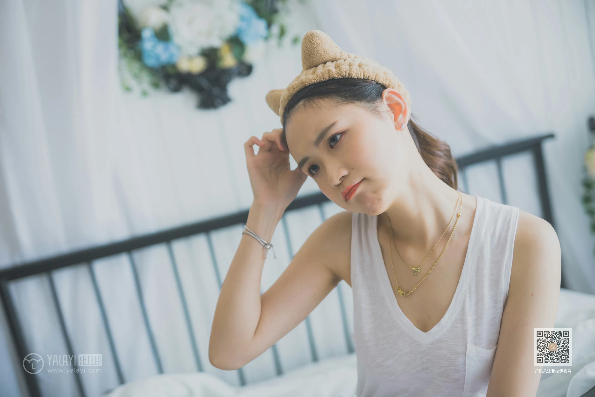 [YALAYI雅拉伊]Vol.596 超床啦！ 尹梦 白色背心加黑色短裙清纯可爱私房写真集第3张