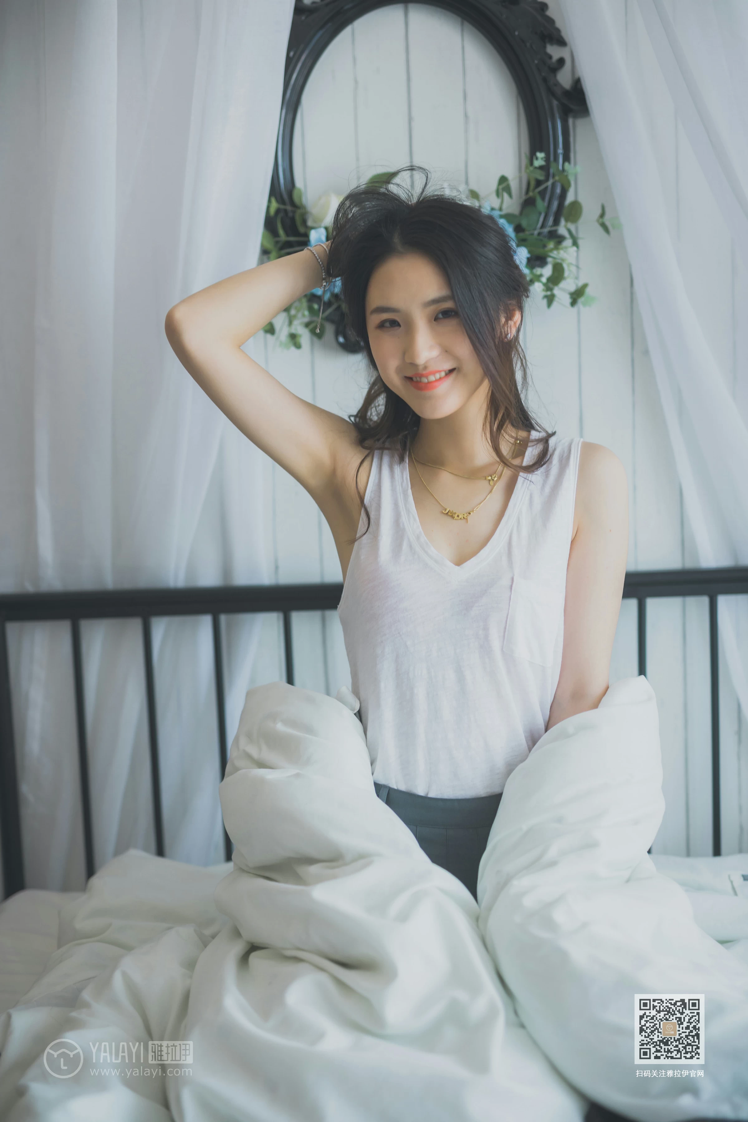 [YALAYI雅拉伊]Vol.596 超床啦！ 尹梦 白色背心加黑色短裙清纯可爱私房写真集第6张