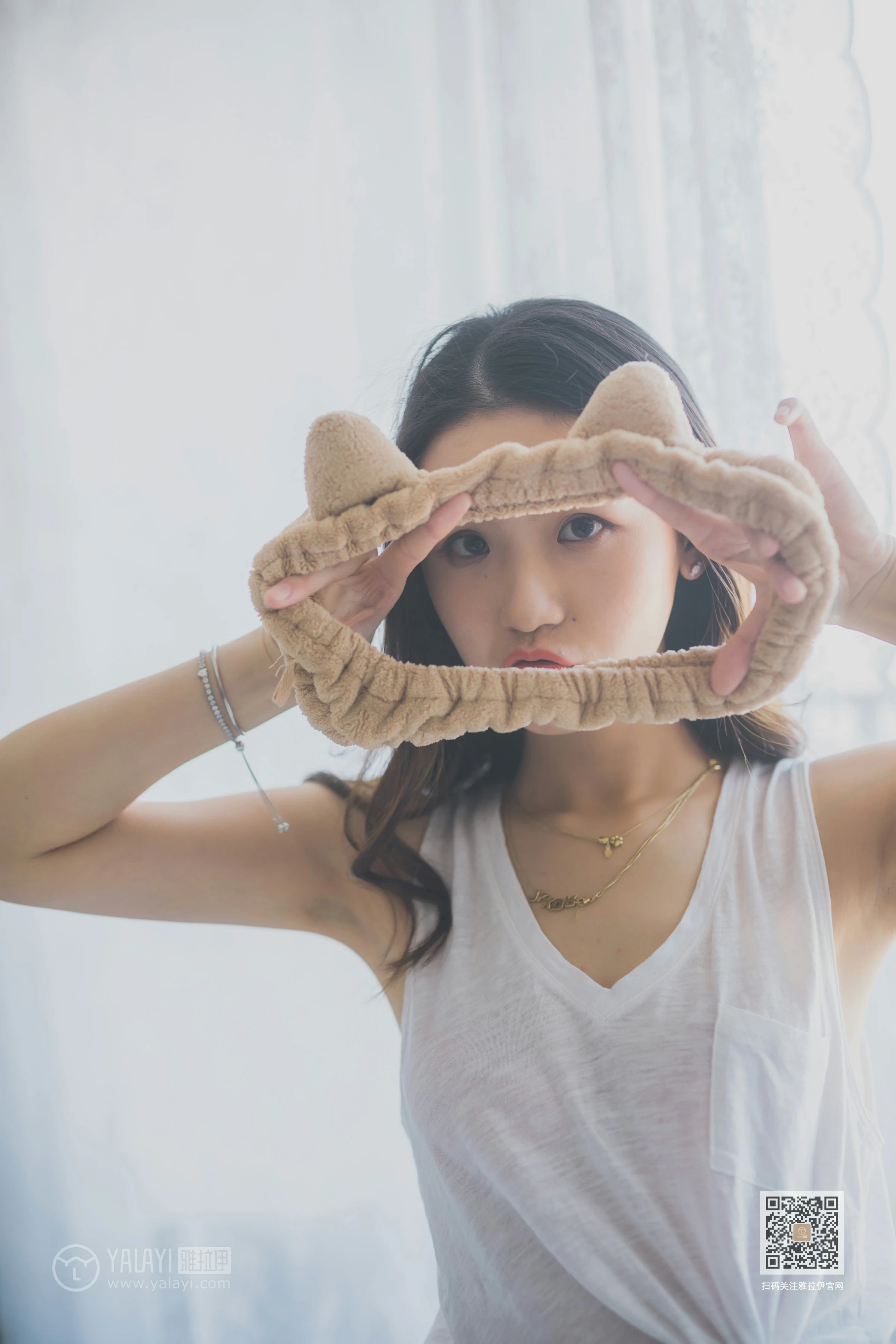 [YALAYI雅拉伊]Vol.596 超床啦！ 尹梦 白色背心加黑色短裙清纯可爱私房写真集第12张