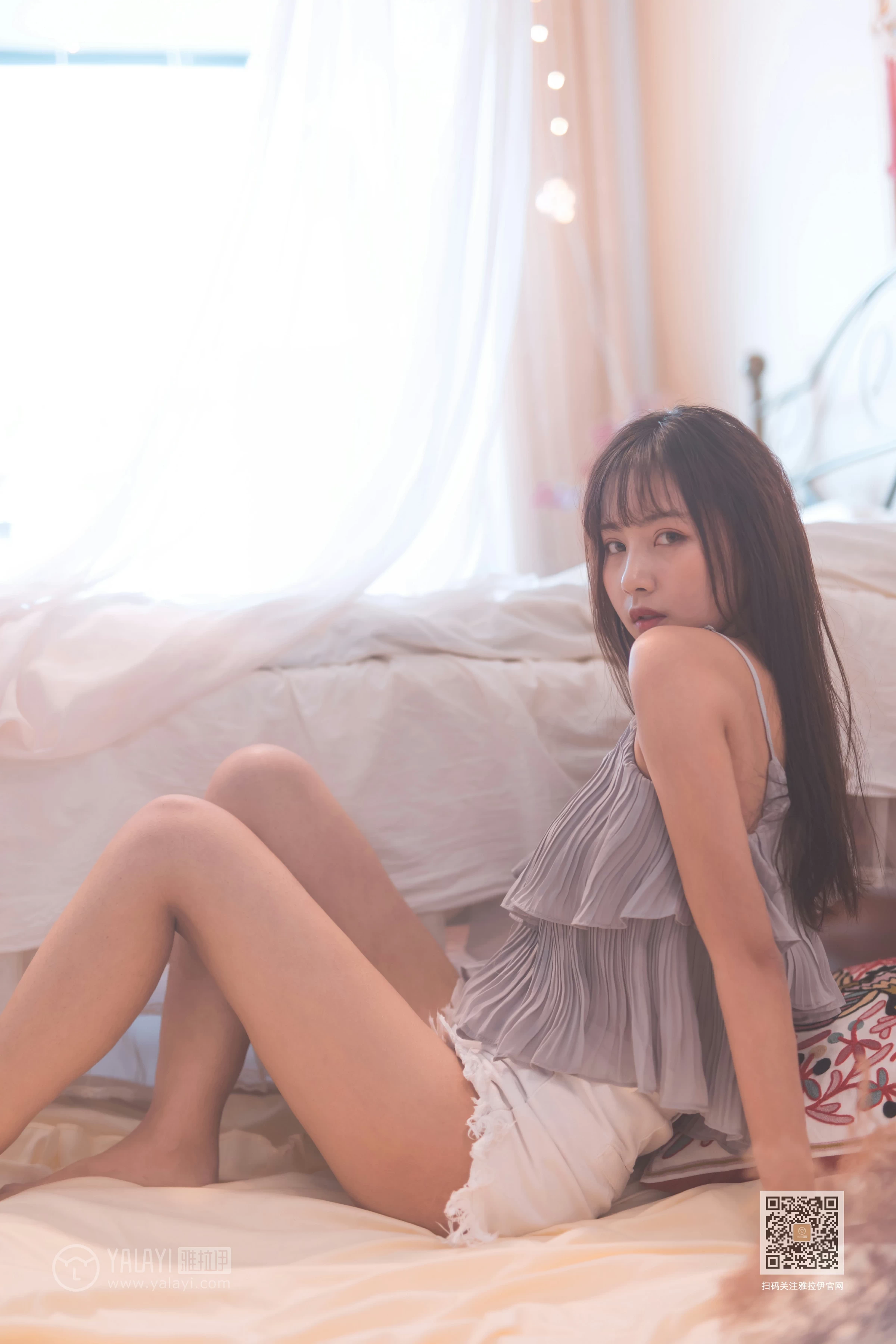 [YALAYI雅拉伊]NO.601 《受了点伤》 唐芯 灰色吊带裙加白色短裤性感私房写真集第8张