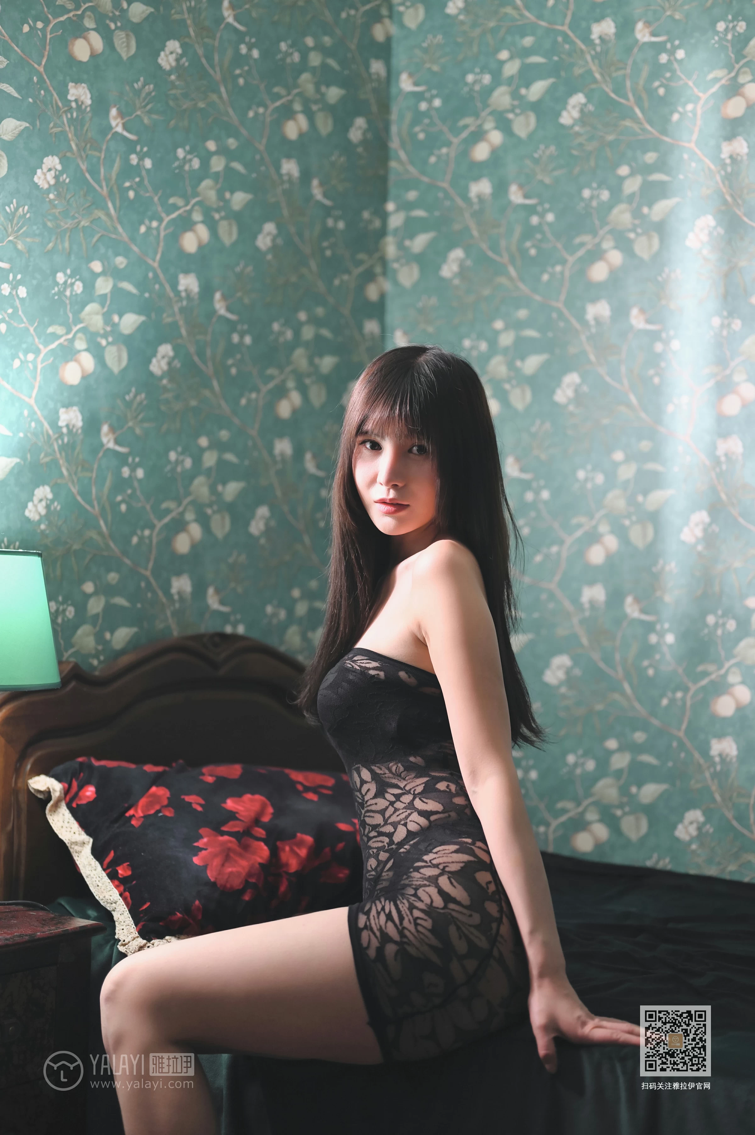 [YALAYI雅拉伊]NO.608 《怪你过份撩人》 斯雯 黑色紧身透视抹胸裙性感私房写真集第2张