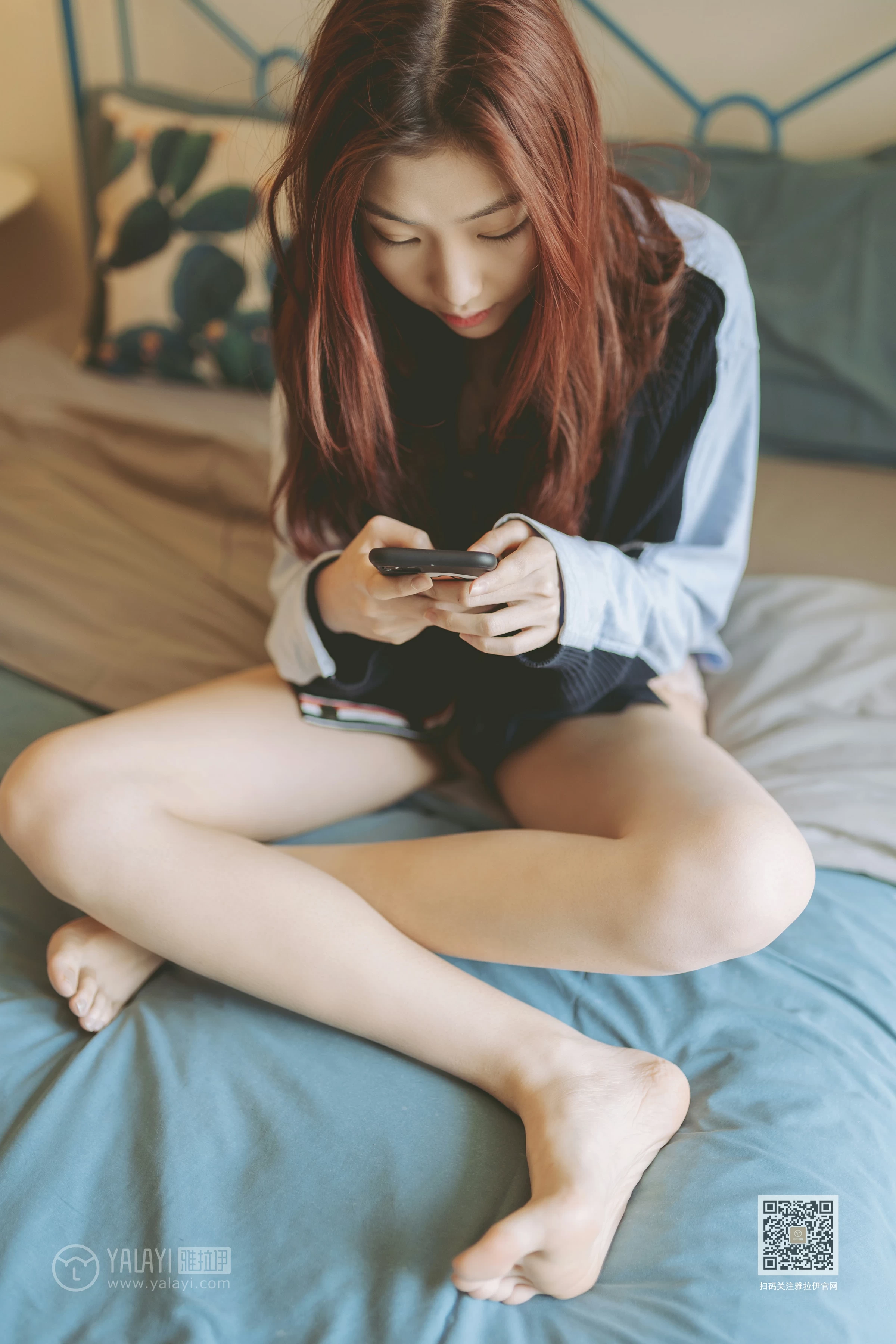 [YALAYI雅拉伊]NO.611 《你还要生气吗(1)》 鸭鸭 蓝色卫衣加粉色内衣性感私房写真集第5张