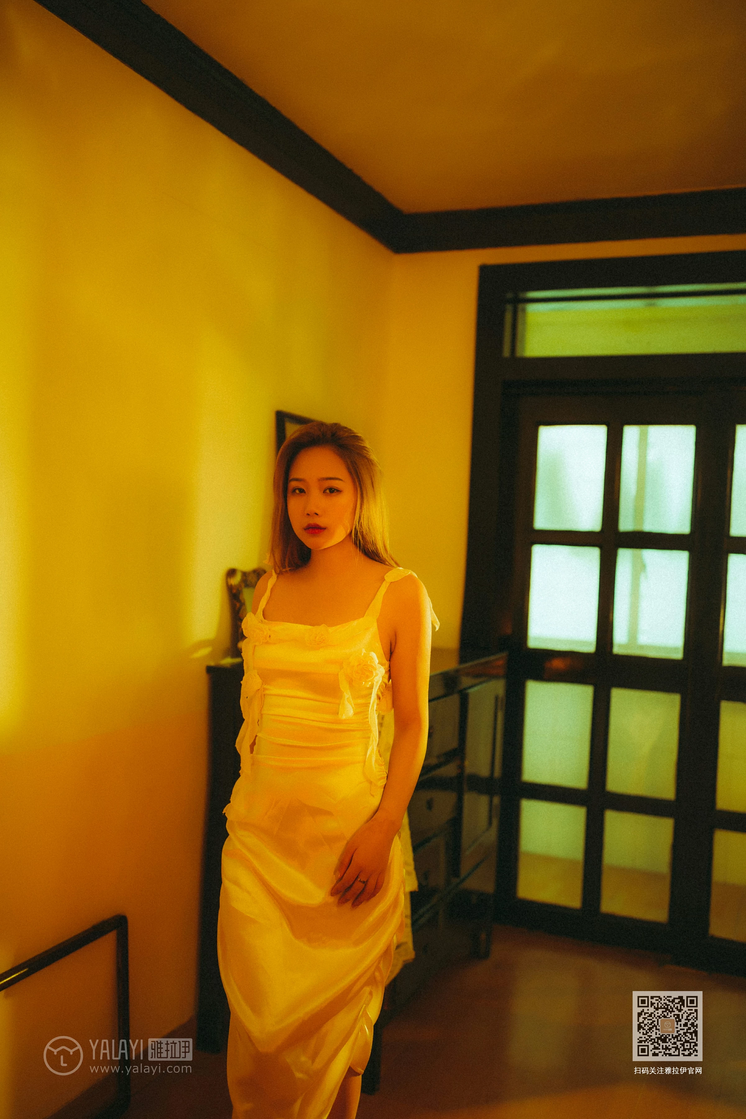 [YALAYI雅拉伊]NO.613 《对着暮光呢喃》 岳璐璐 白色吊带睡衣裙加白色内衣性感私房写真集第2张