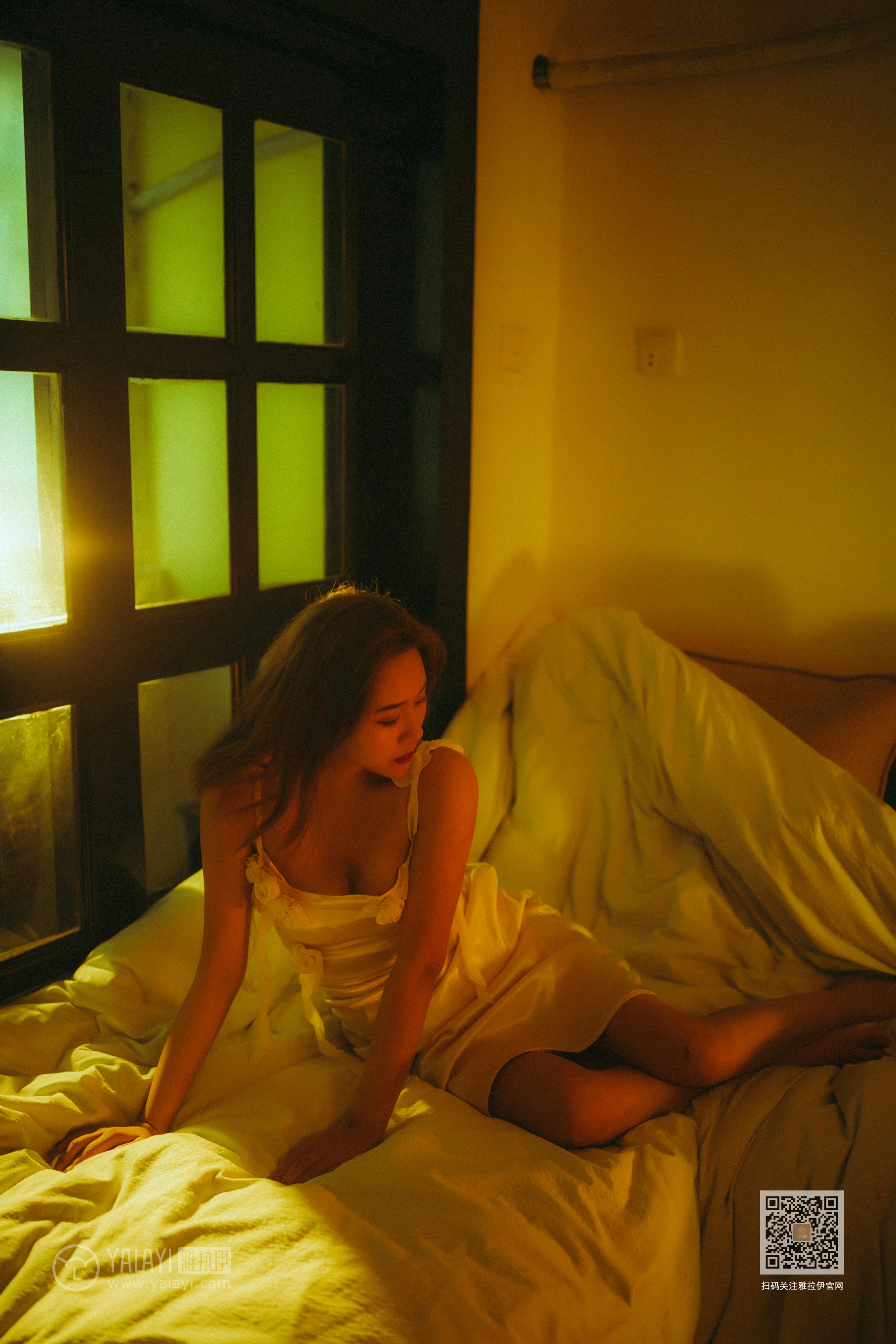 [YALAYI雅拉伊]NO.613 《对着暮光呢喃》 岳璐璐 白色吊带睡衣裙加白色内衣性感私房写真集第7张
