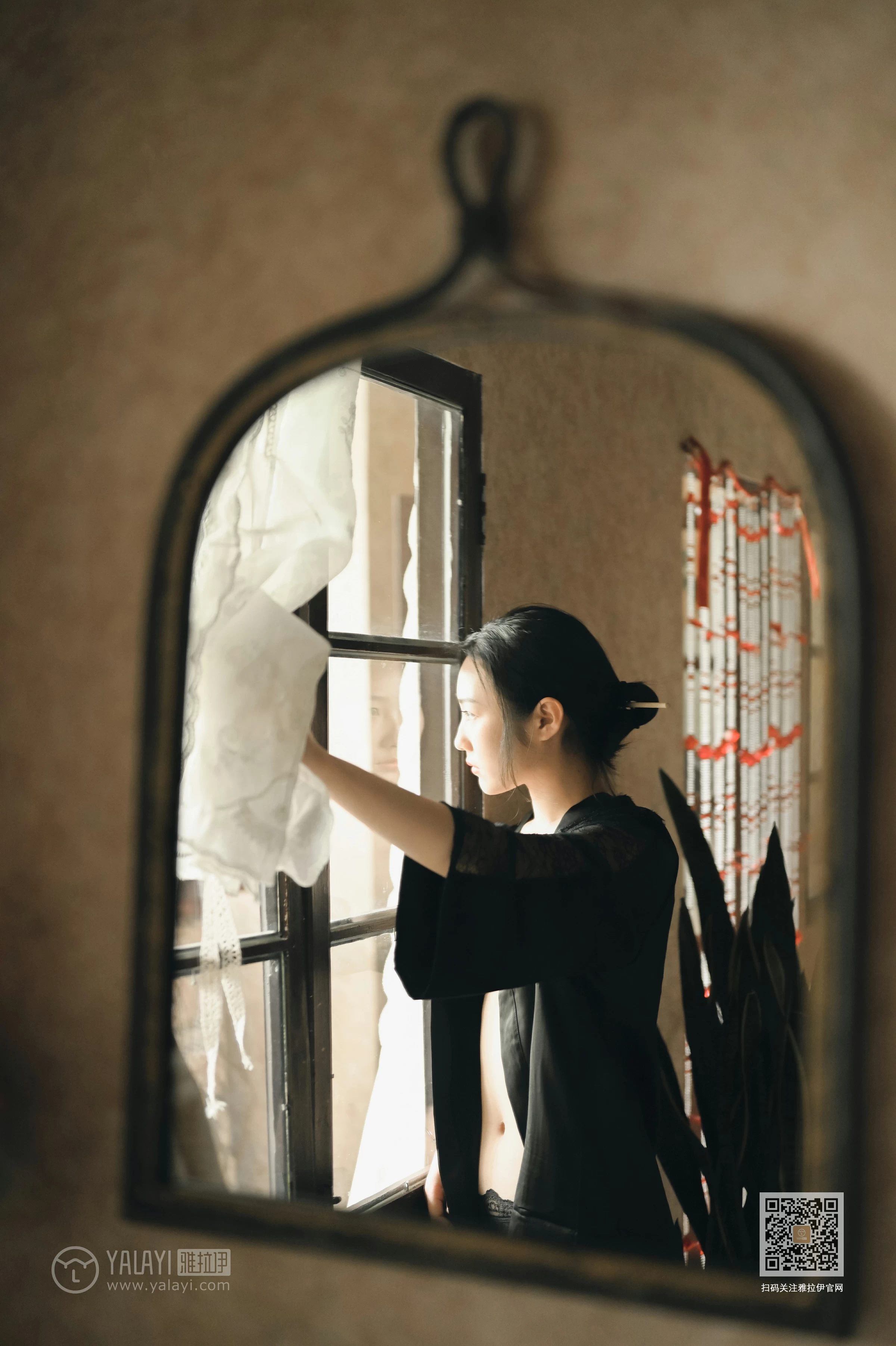 [YALAYI雅拉伊]NO.625 《静女》 沈伊 黑色真丝睡衣加蕾丝内衣性感私房写真集第2张