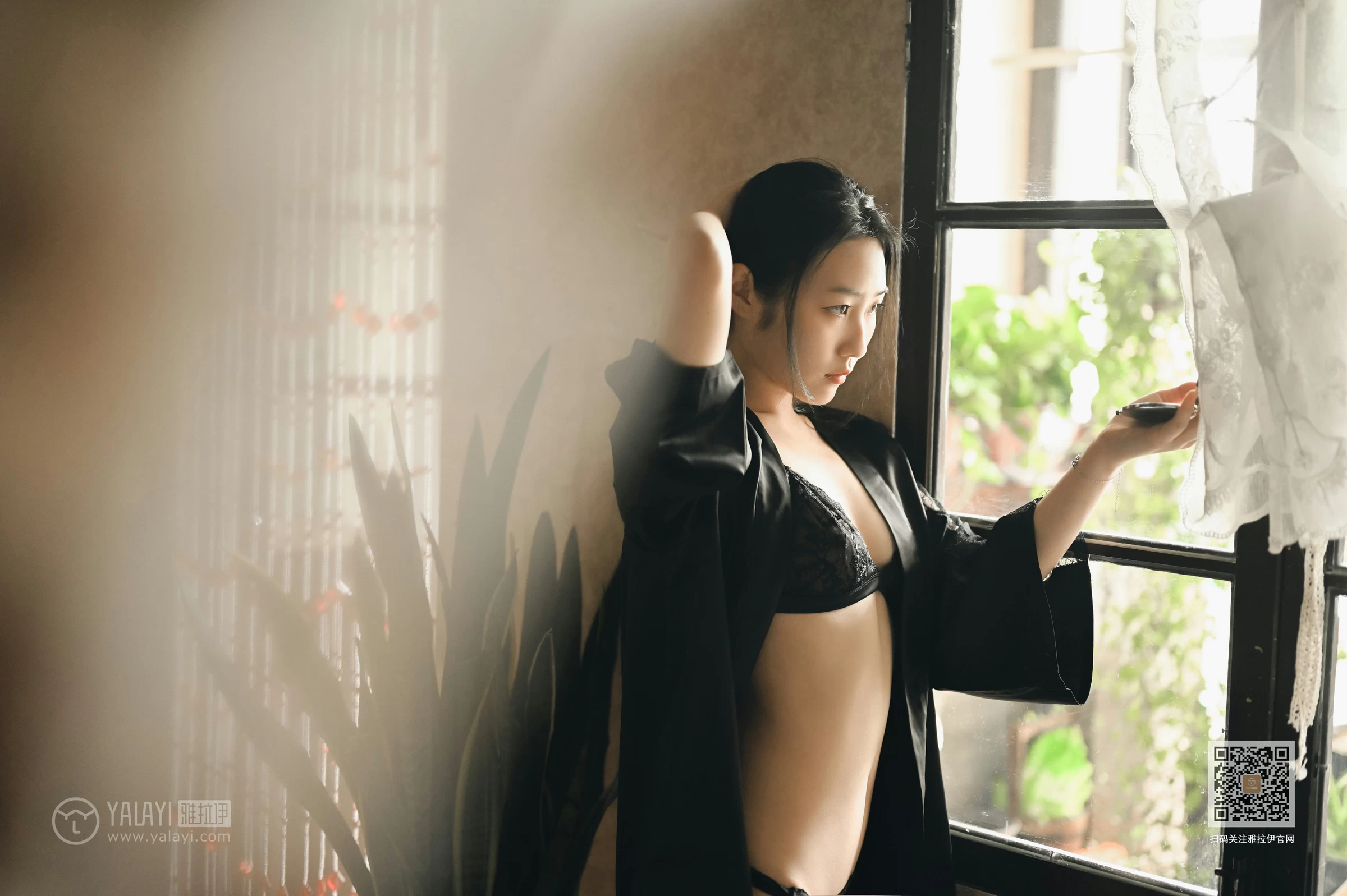 [YALAYI雅拉伊]NO.625 《静女》 沈伊 黑色真丝睡衣加蕾丝内衣性感私房写真集第2张