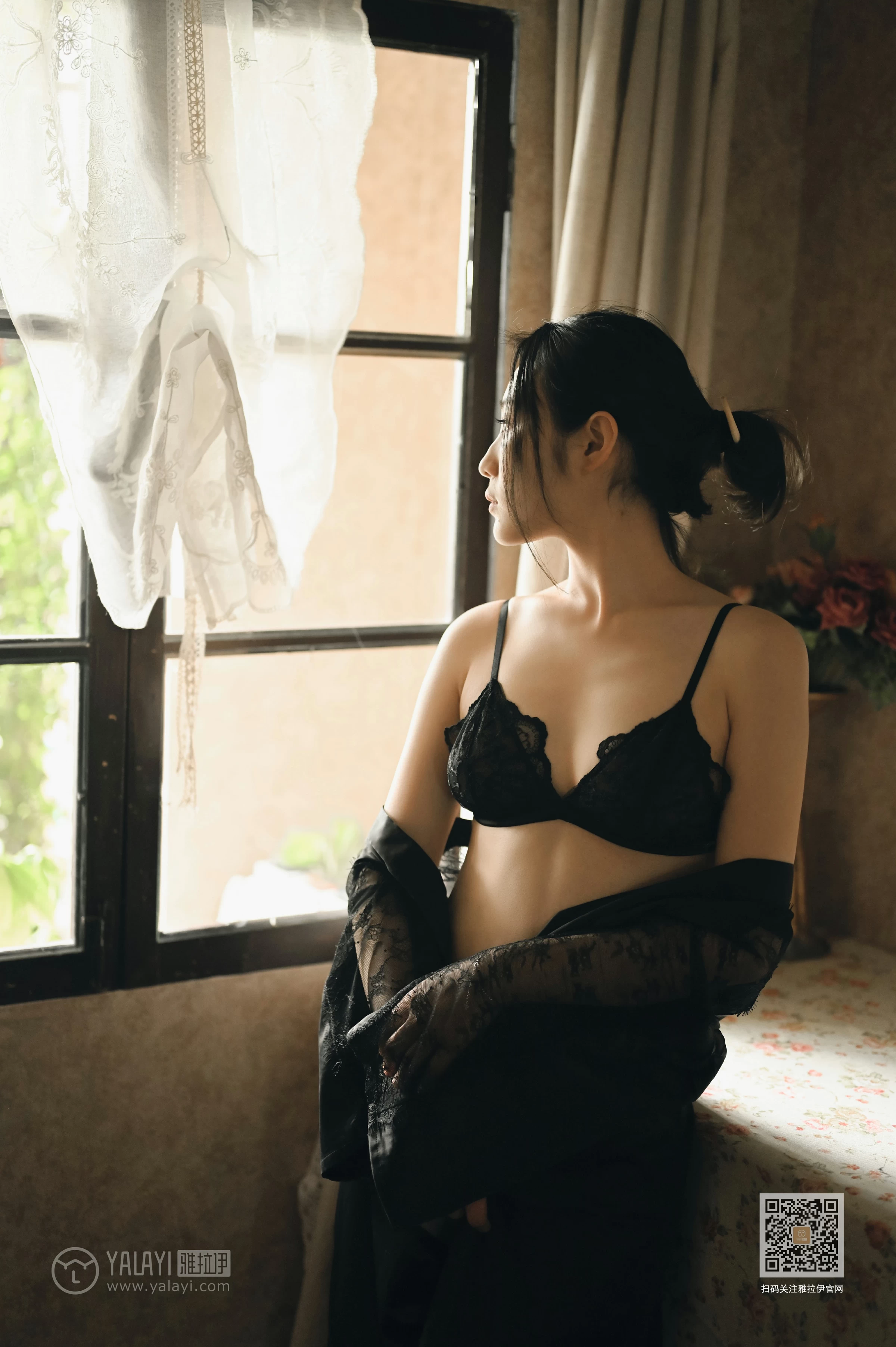 [YALAYI雅拉伊]NO.625 《静女》 沈伊 黑色真丝睡衣加蕾丝内衣性感私房写真集第5张
