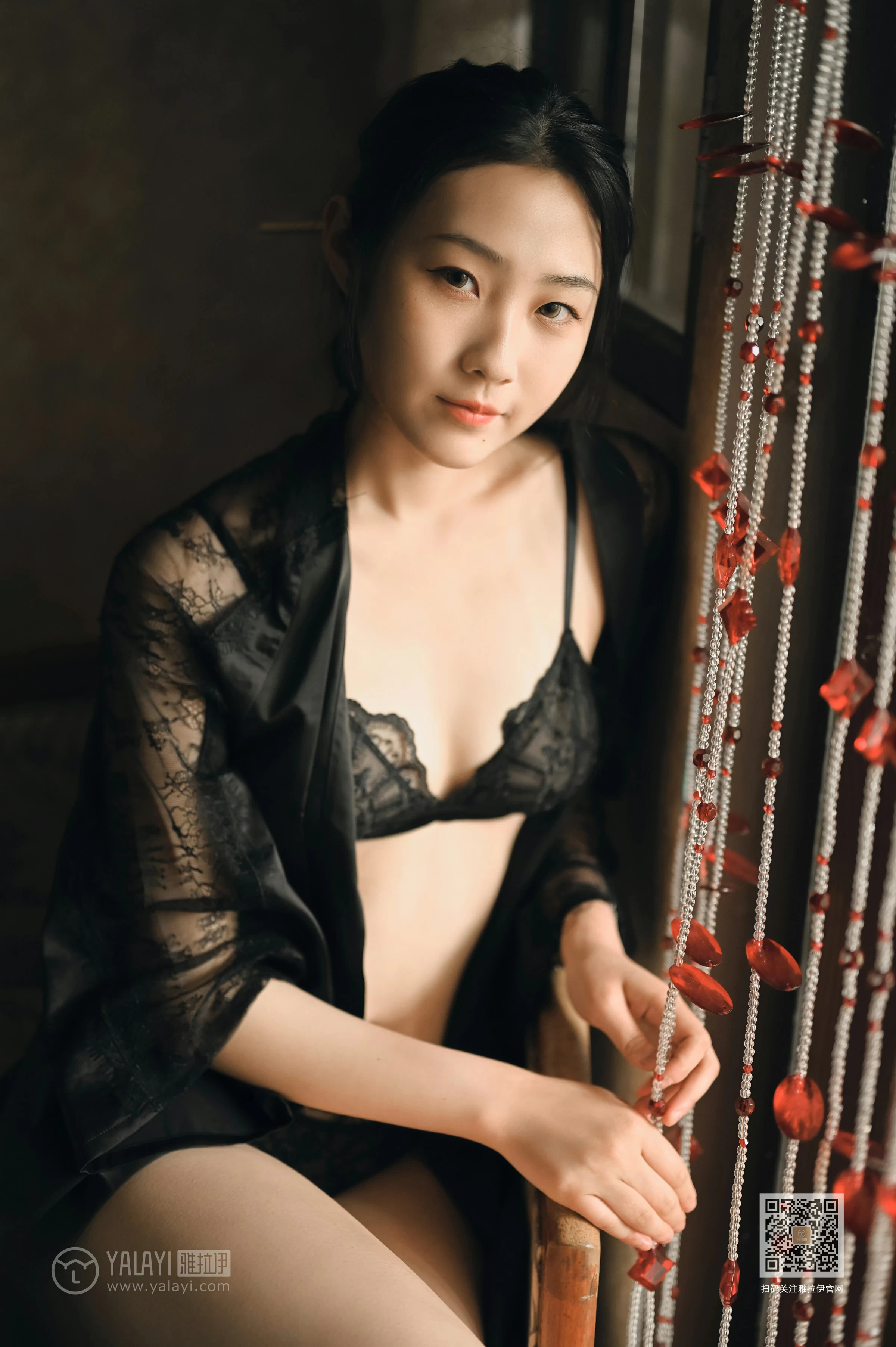 [YALAYI雅拉伊]NO.625 《静女》 沈伊 黑色真丝睡衣加蕾丝内衣性感私房写真集第9张