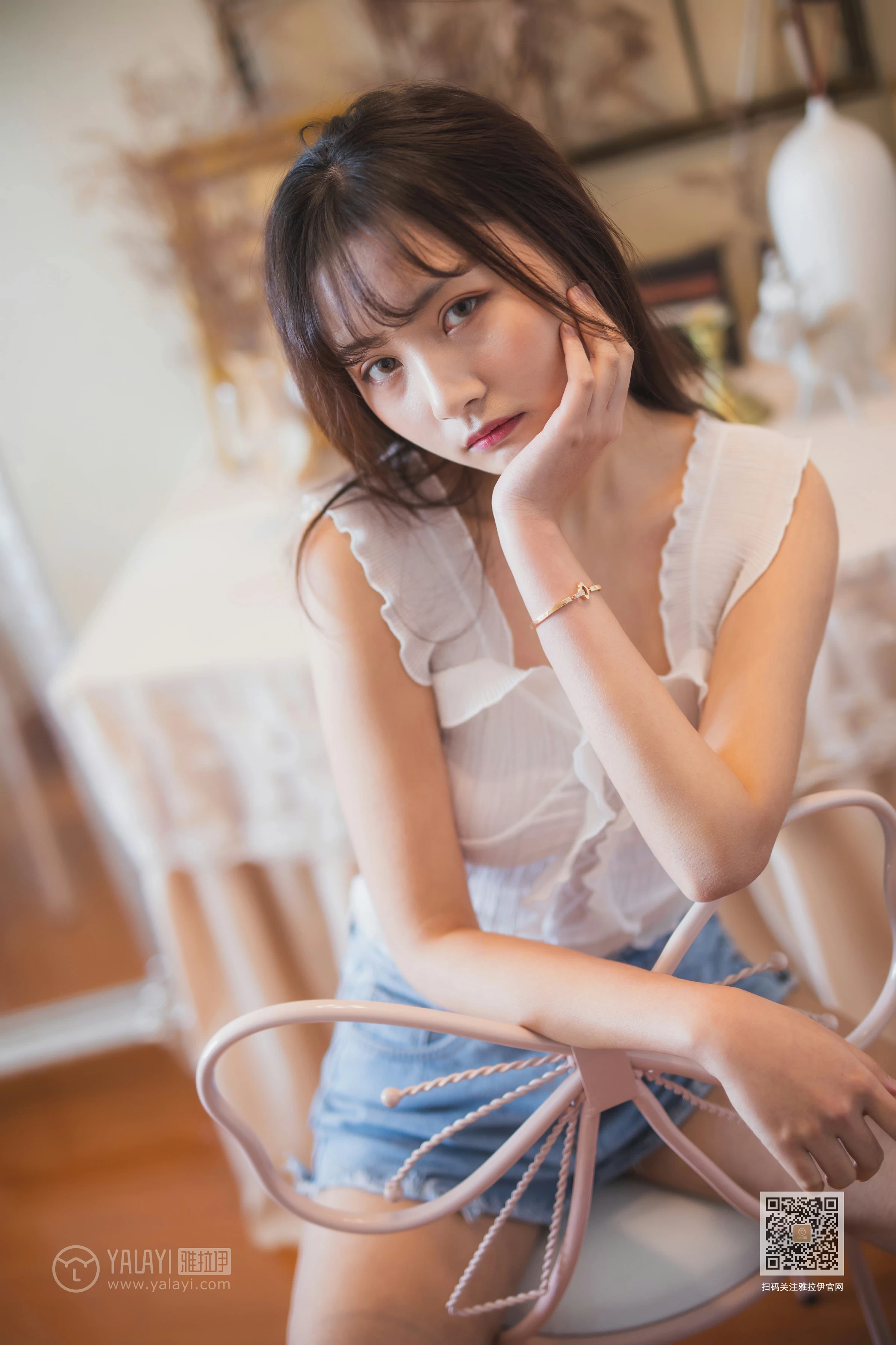 [YALAYI雅拉伊]NO.627 《试衣间》 唐芯 白色蕾丝背心加牛仔热裤性感私房写真集第5张